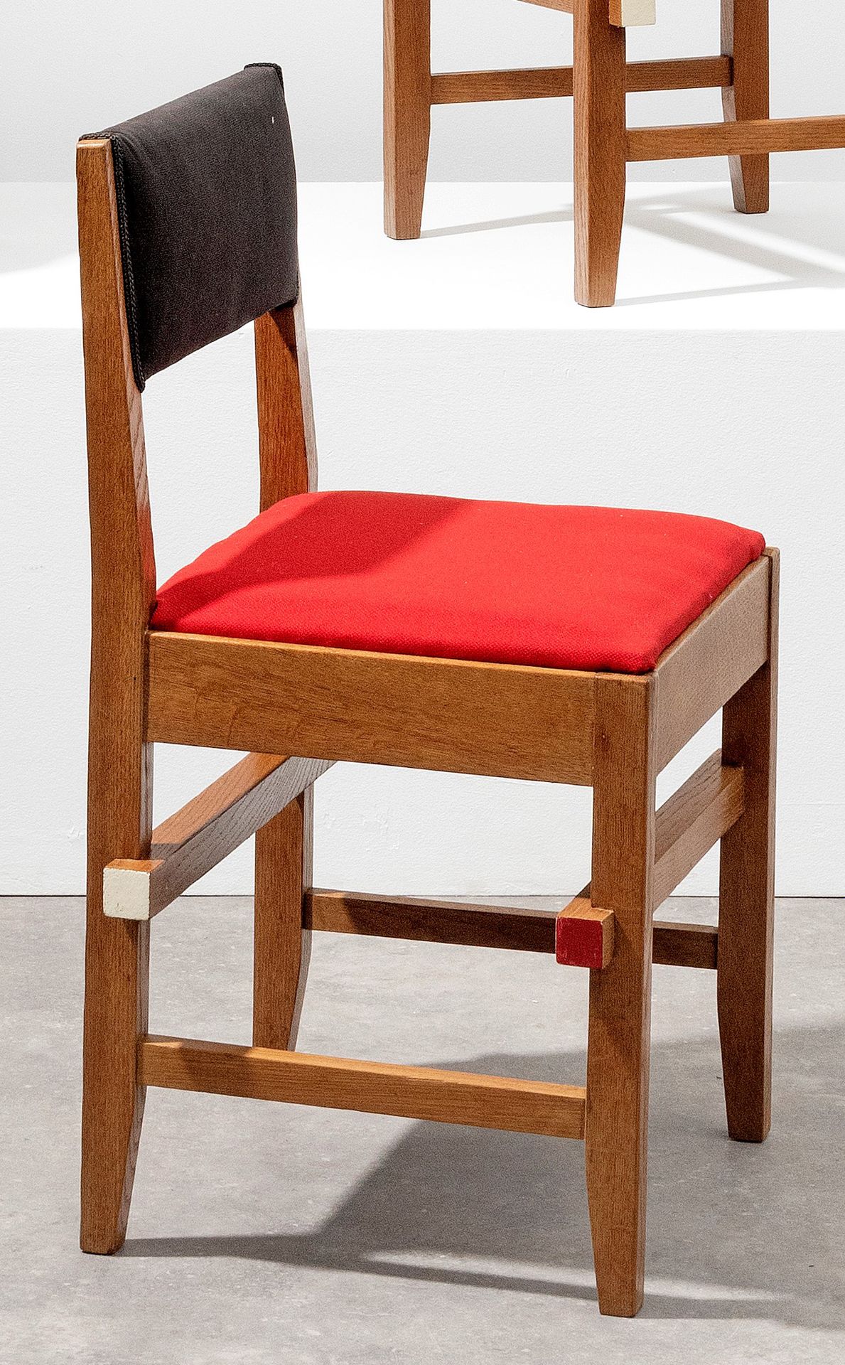 HUIB HOSTE (1881-1957) Stapelmeubelen
椅子
橡木。多色的横截面。
在目前的内饰下有原始的赭色内饰。
斯托尔。
Eik.Po&hellip;