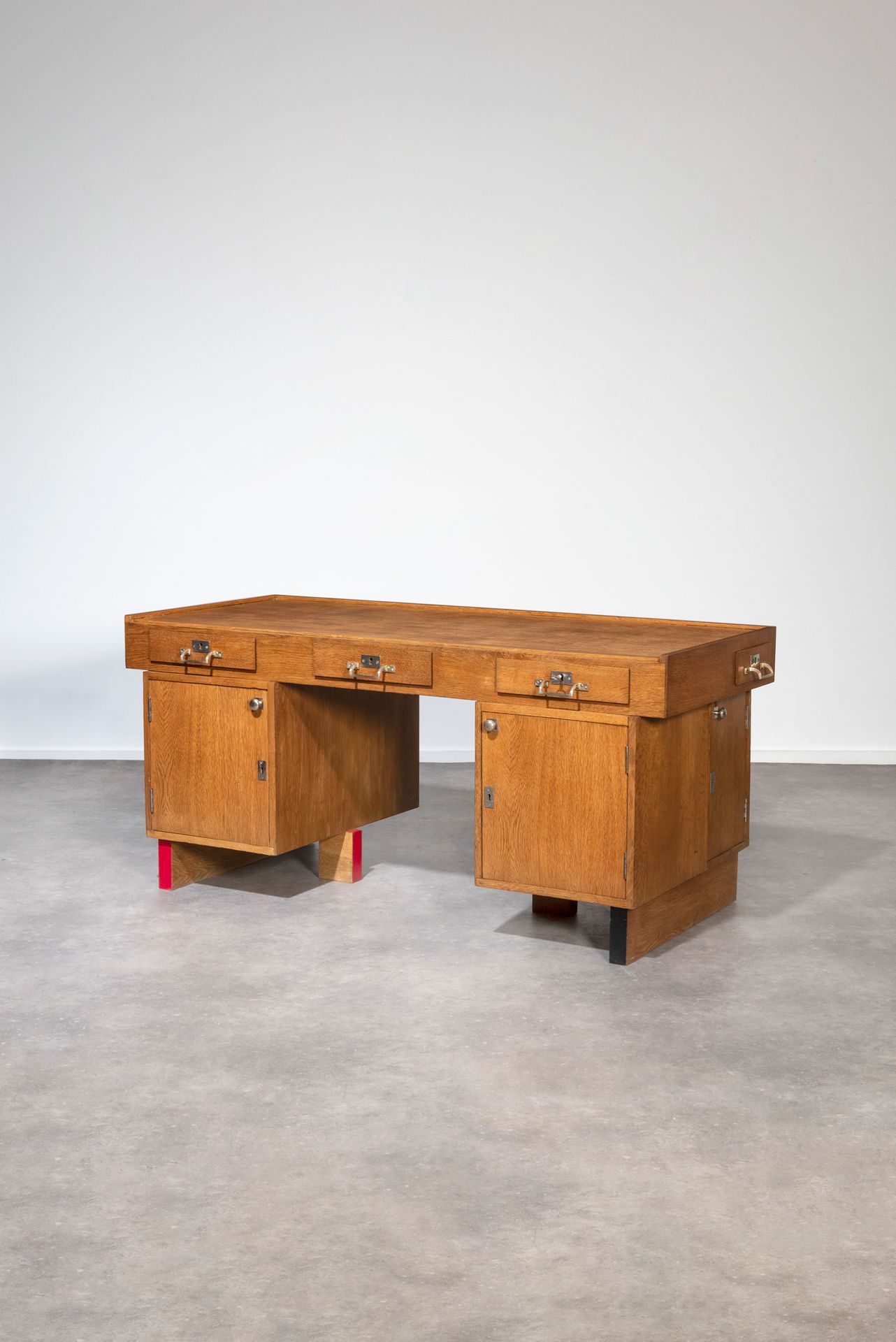 HUIB HOSTE (1881-1957) Stapelmeubelen
书桌
橡木和多色的框架。
办公桌
Eiken en polychroom voets&hellip;