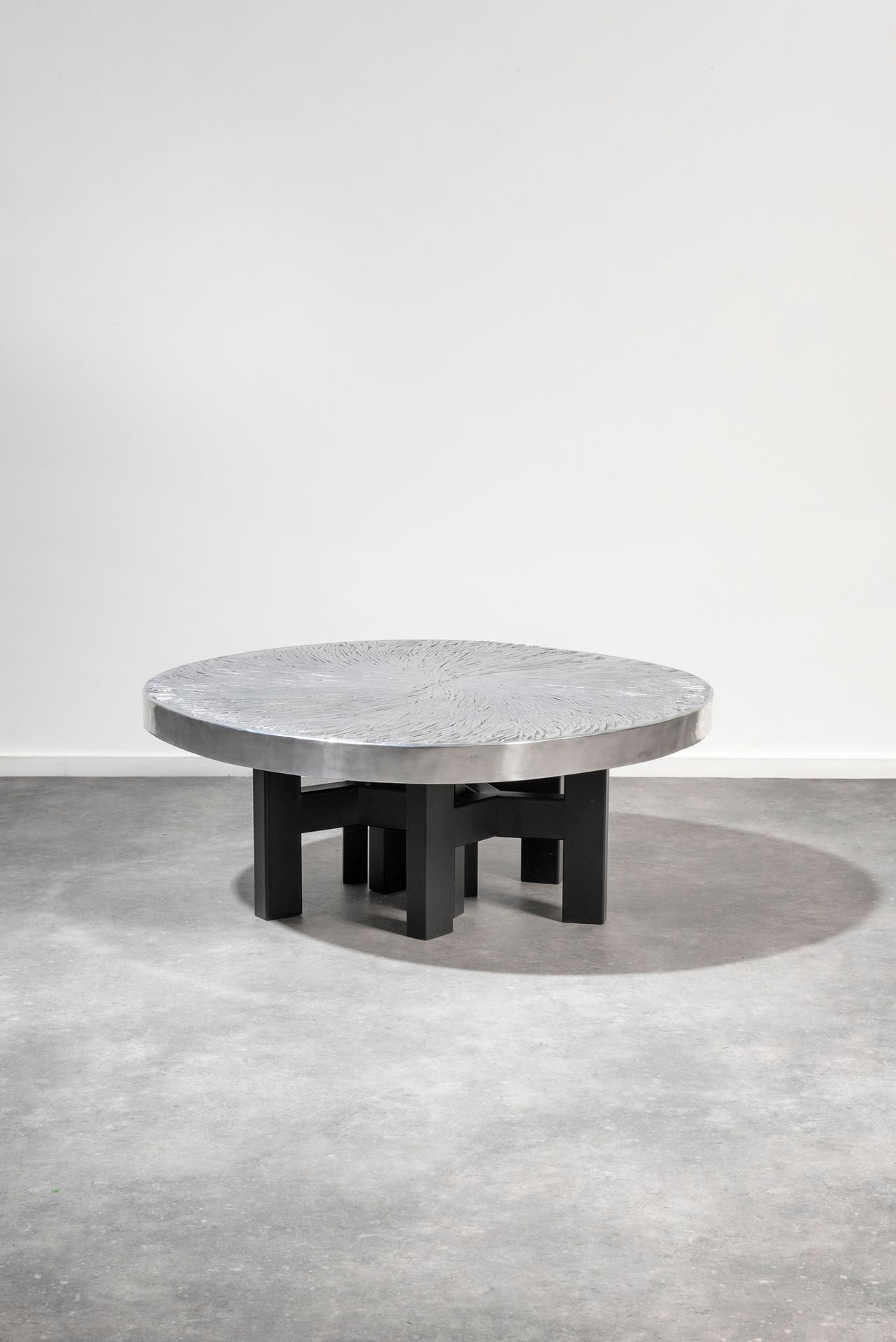 Ado CHALE (né en 1928) Copeaux
咖啡桌
铸铝桌面，置于三条黑色漆面钢制的三脚架腿上。
签名。
将向买方提供一份证书。
Salont&hellip;