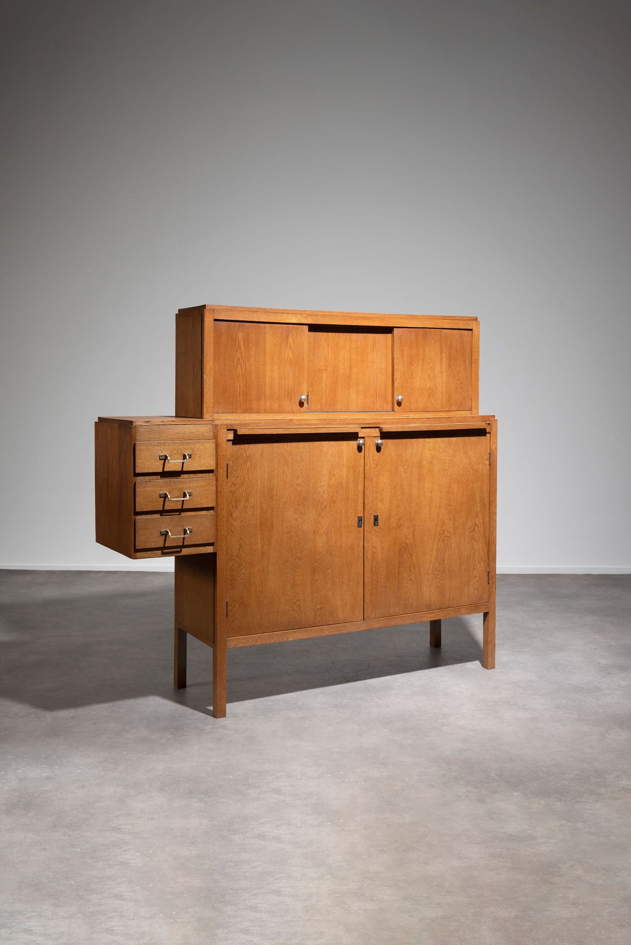 HUIB HOSTE (1881-1957) Stapelmeubelen
橡木柜。配有两个抽屉。
内阁Eik。
约1927年。
H.180 cm W.193 &hellip;