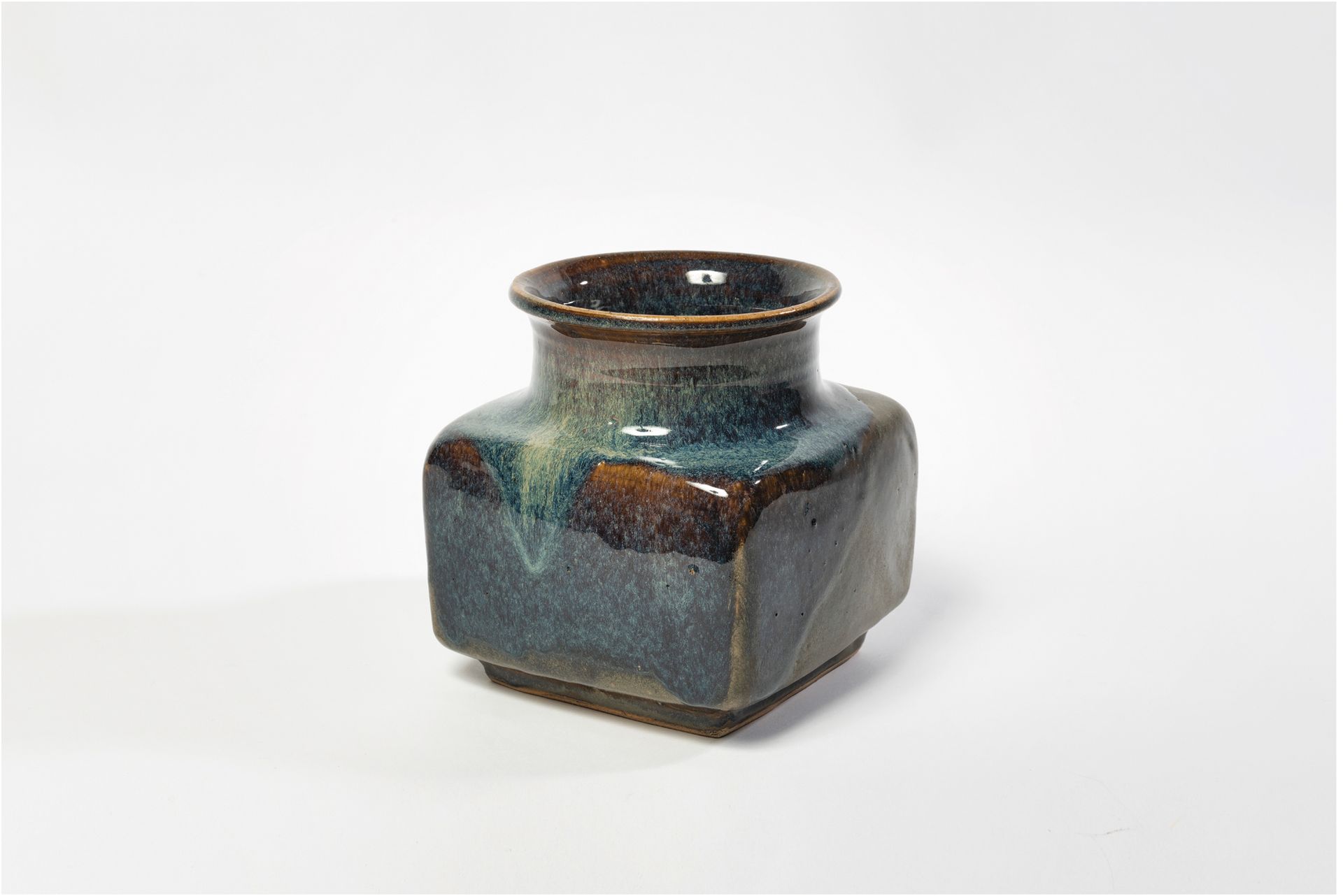 PIERRE CULOT (1938-2011) Vase
Glazed stoneware.
Monogrammed.
Vaas
Geëmailleerde &hellip;