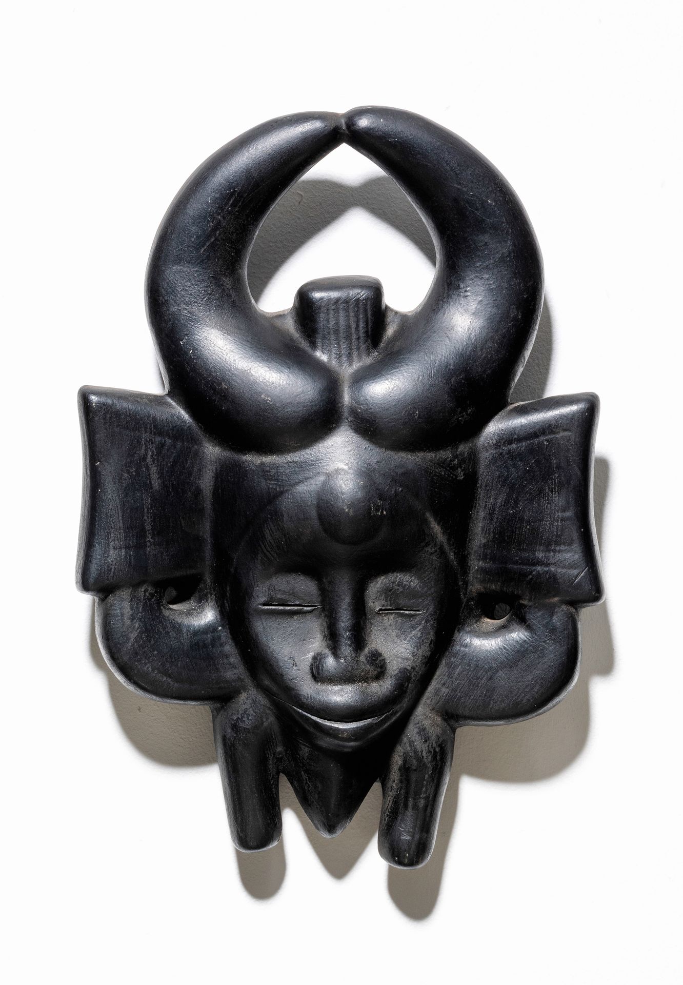 ROGER CAPRON (1906-1983) 面具
釉面陶瓷。
掩饰
Geglazuurde keramiek。
约1965年。
高36厘米，长26厘米