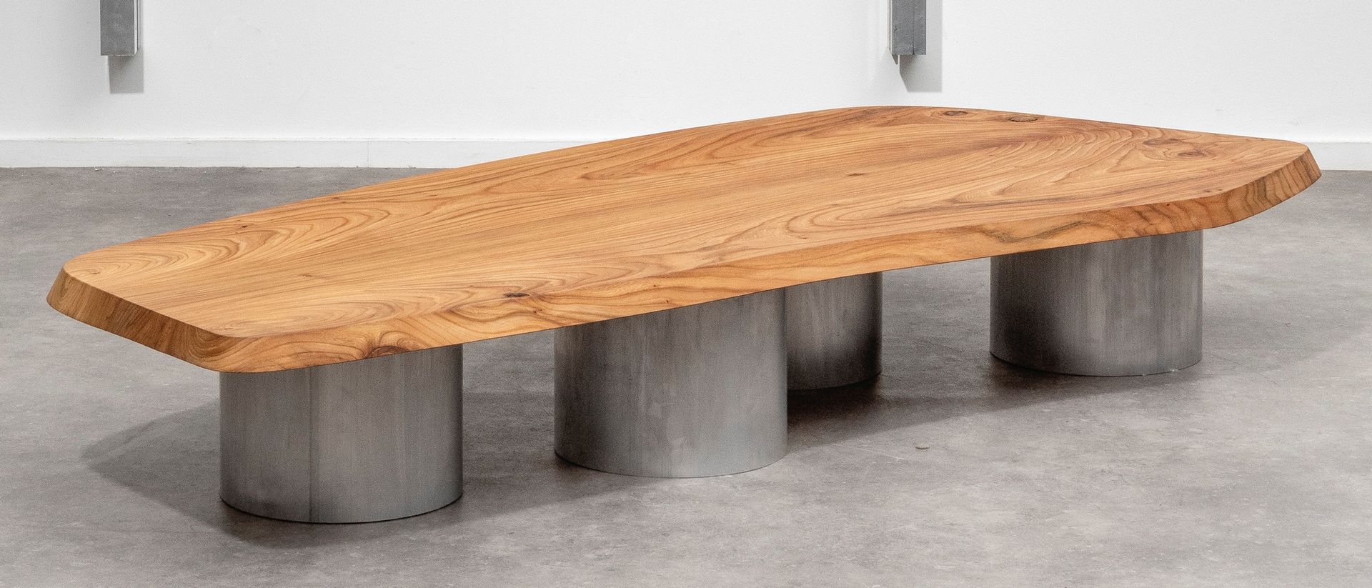 ATELIER CONSTANT 咖啡桌。实心榆木和铝。
沙龙塔法尔。铝制的Massief olm。
限量1/15。
H.29 cm W.195,5 cm D.&hellip;