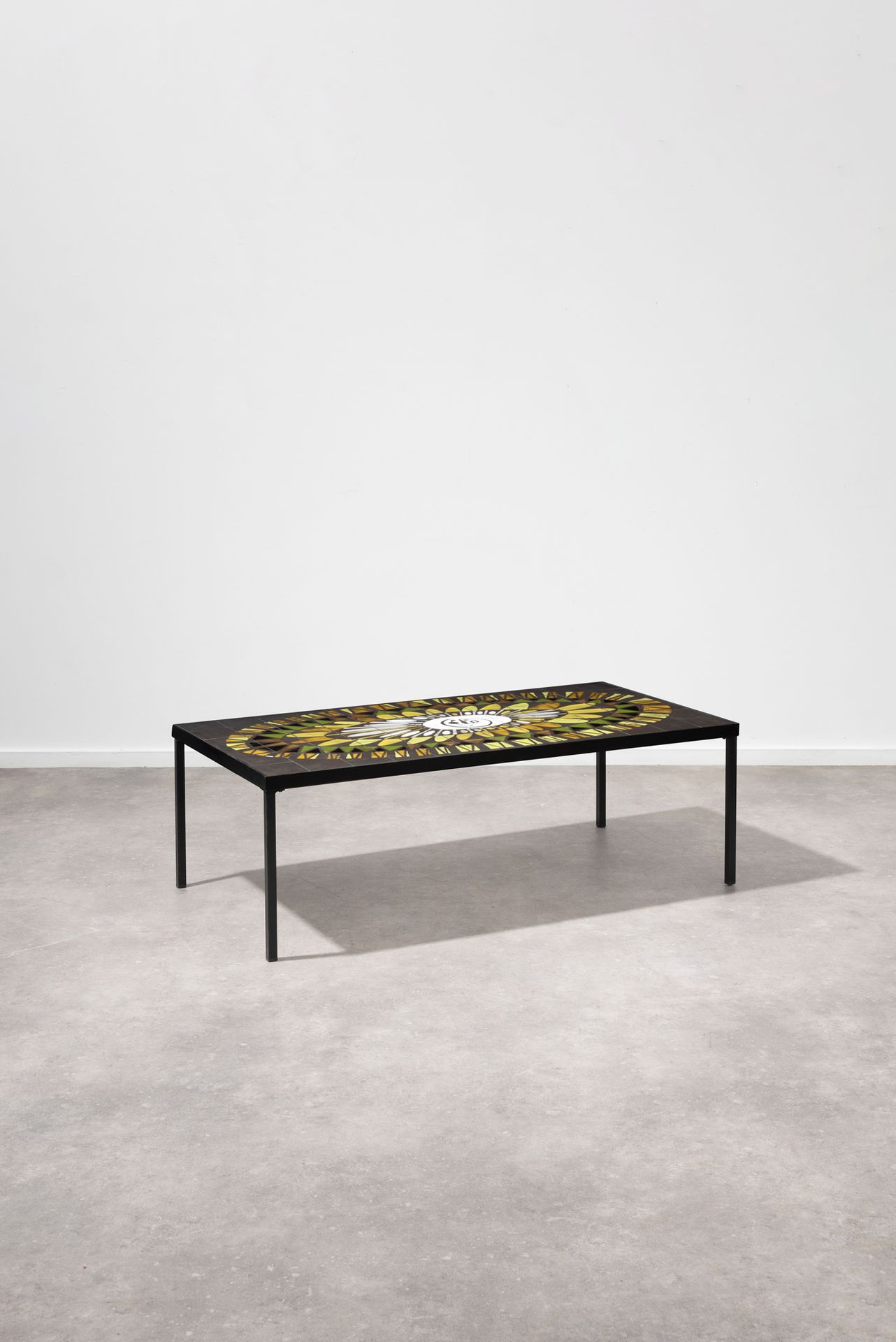 ROGER CAPRON (1906-1983) Coffee table
Top in glazed and matte ceramic tiles and &hellip;