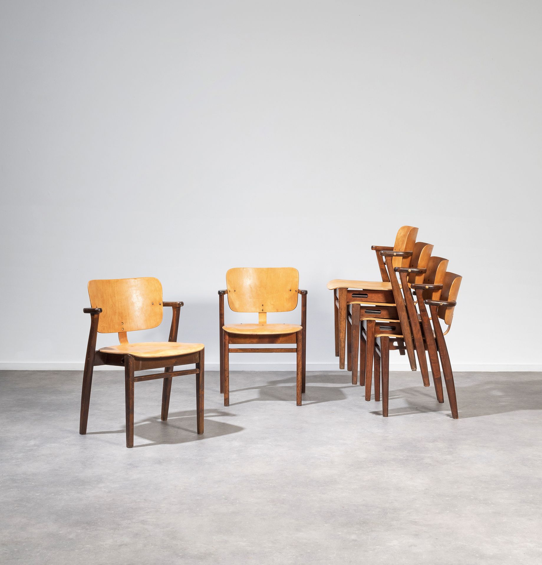 Ilmari TAPIOVAARA (1914-1999) Domus
Suite of six stacking chairs Birch and brass&hellip;