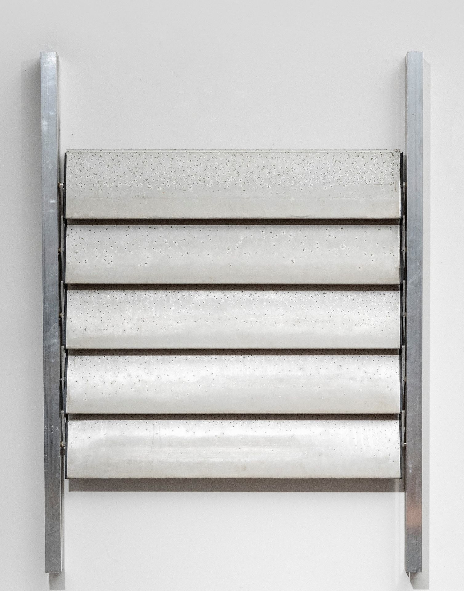 Jean PROUVÉ (1901-1984) 遮阳板有五个可调板条。铝和金属。
有六层楼高的分区。铝和金属。
约1962-1965年。Les Ateliers&hellip;