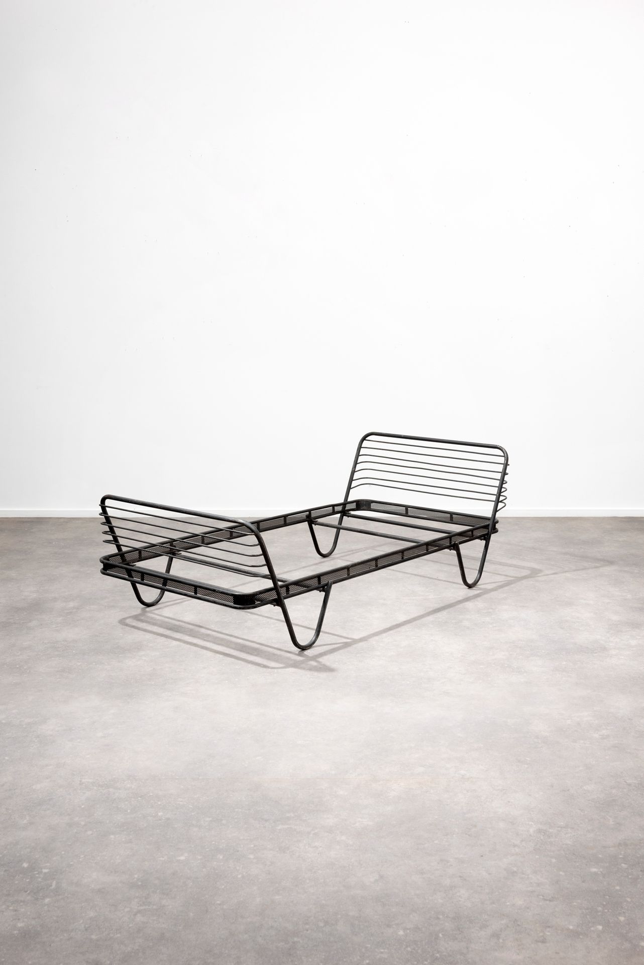Mathieu MATÉGOT (1910-2001) Kyoto
Daybed
Black lacquered metal (with spring base&hellip;