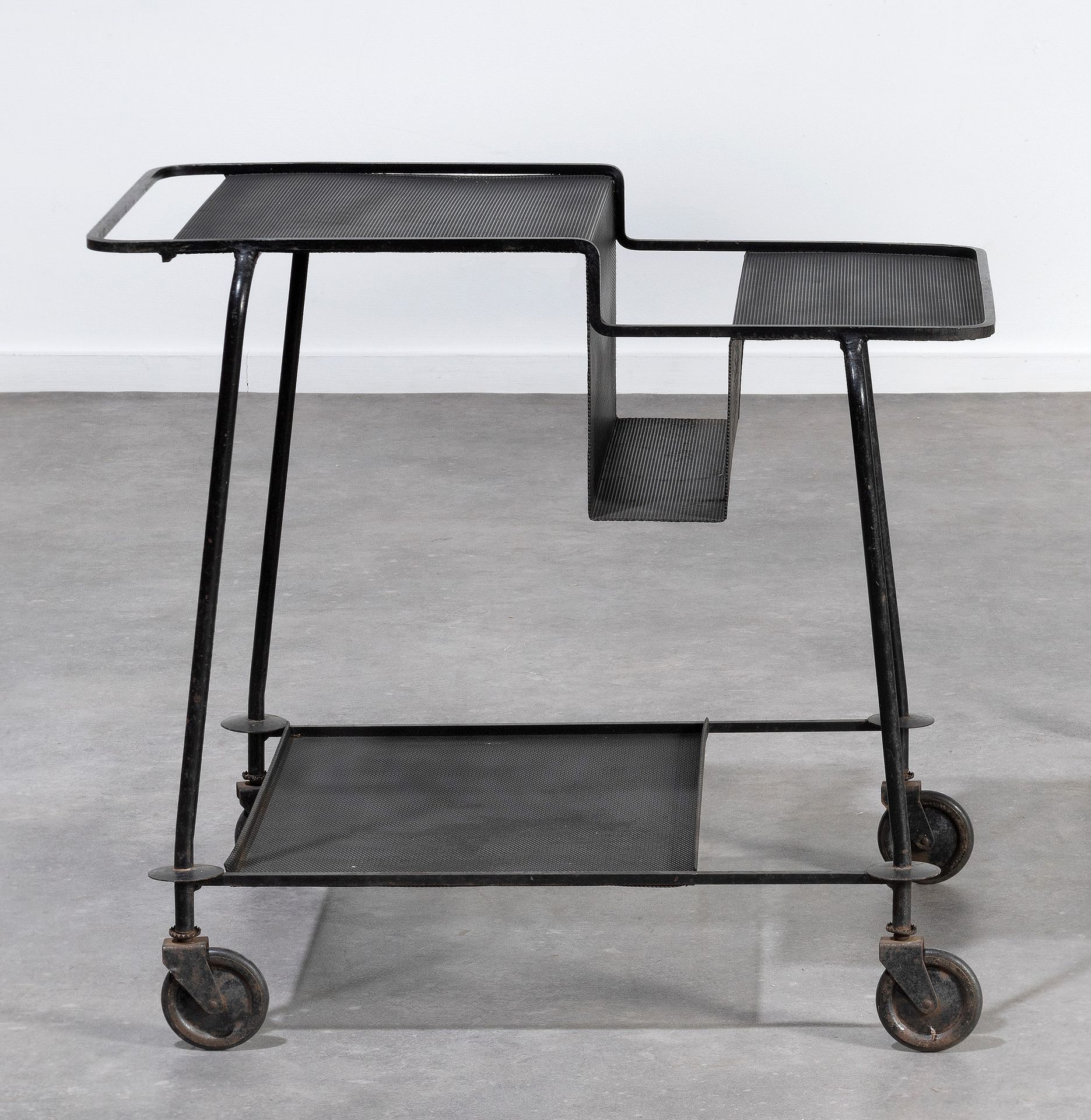 Mathieu MATÉGOT (1910-2001) Trolley with wheels
Black lacquered perforated sheet&hellip;