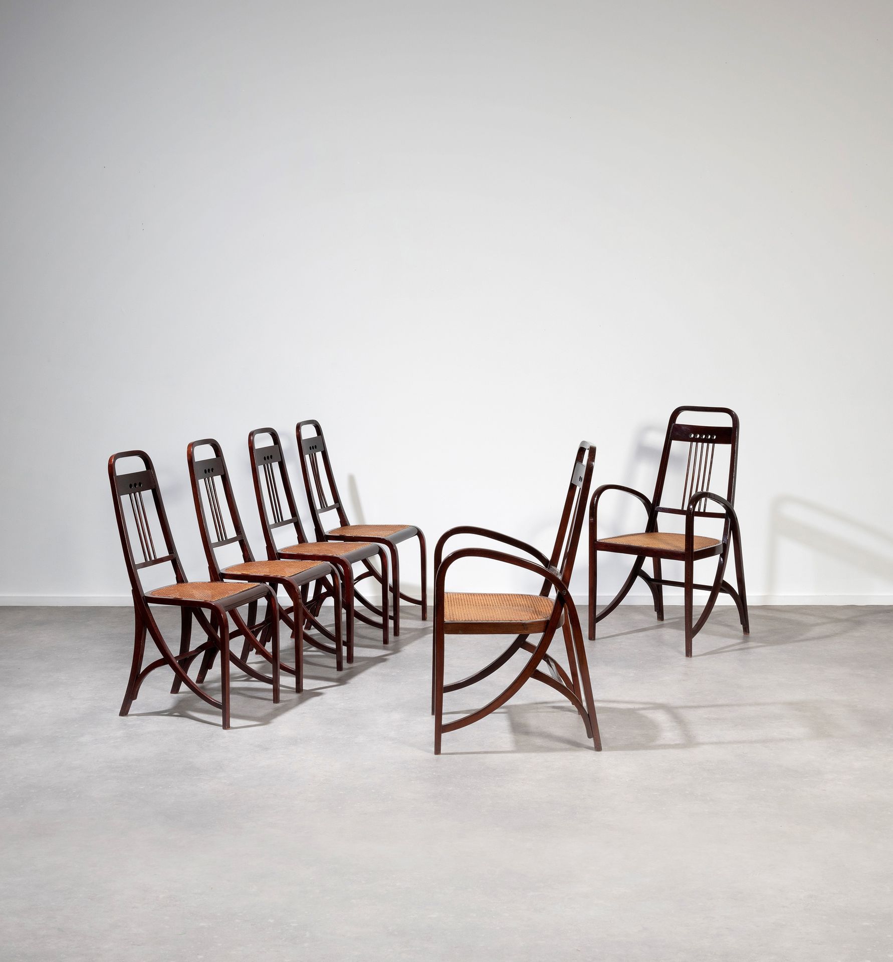 JOsEPH HOFFMaNN (1870-1956) 
mod 511



一套两把扶手椅和四把椅子



染色弯曲木的结构和encannage座椅。


&hellip;