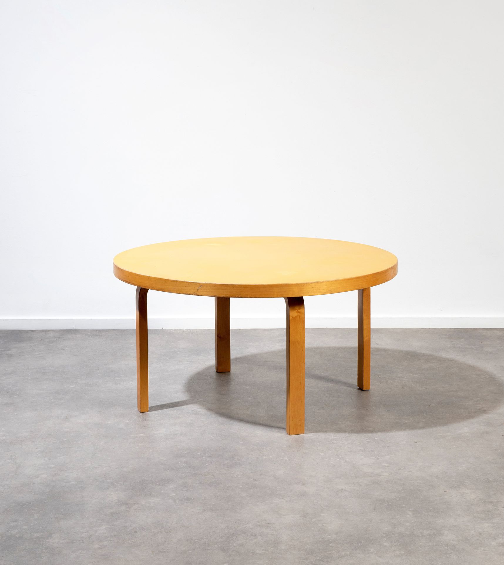 Alvar Aalto (1898-1976) Table basse
Bouleau contreplaqué courbé et linoléum jaun&hellip;