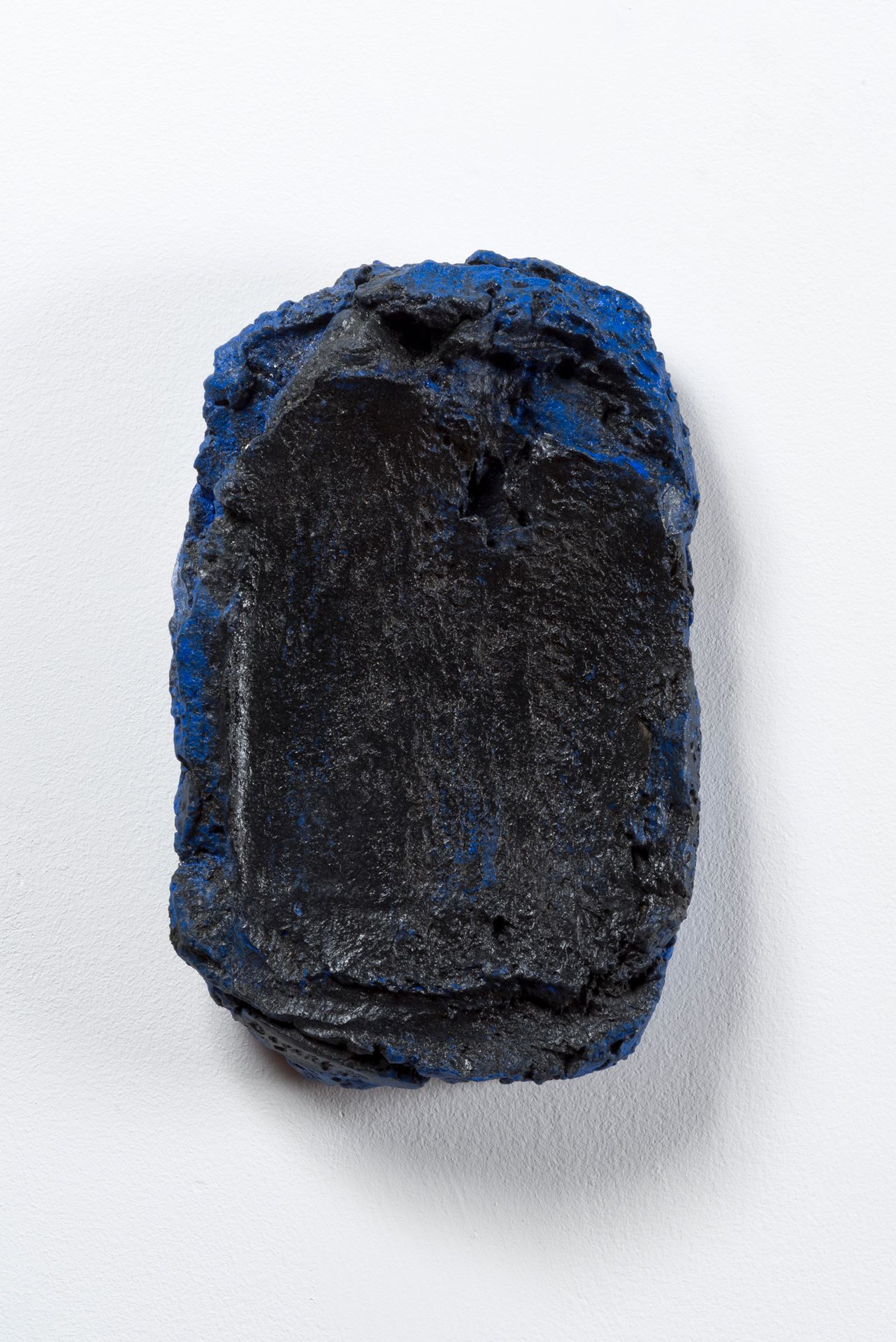 BRAM BOGART (1921-2012) 蓝与黑，1998年（第9期）。
彩绘陶瓷。
边上有签名和日期。
编号为EAI（9），背面有日期。
F版。德利耶，&hellip;
