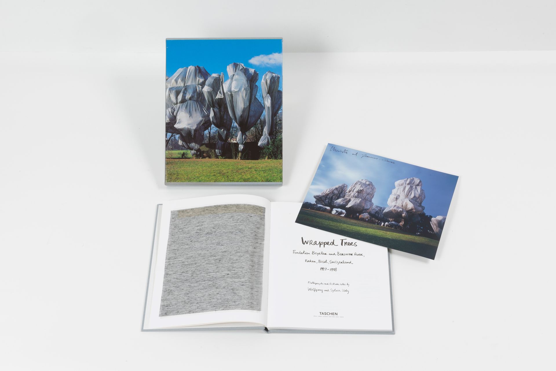 CHRISTO (1935-2020) The Wrapped Trees, 1997-1998.
Broschiertes Buch mit Leinenei&hellip;