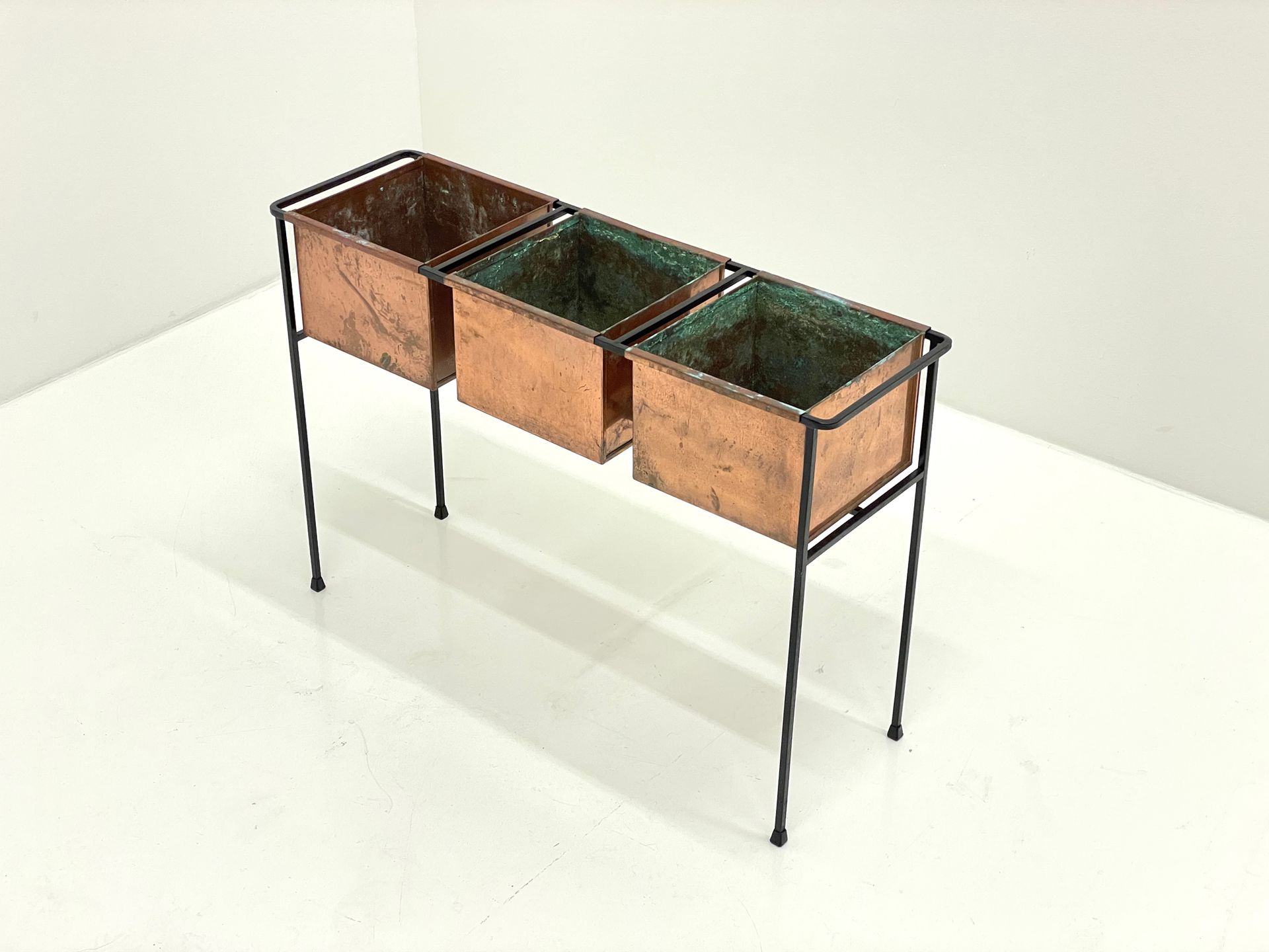 HANS AGNE JAKOBSSON (1913-1988) Planter.
Wrought iron and patinated copper.
Plan&hellip;