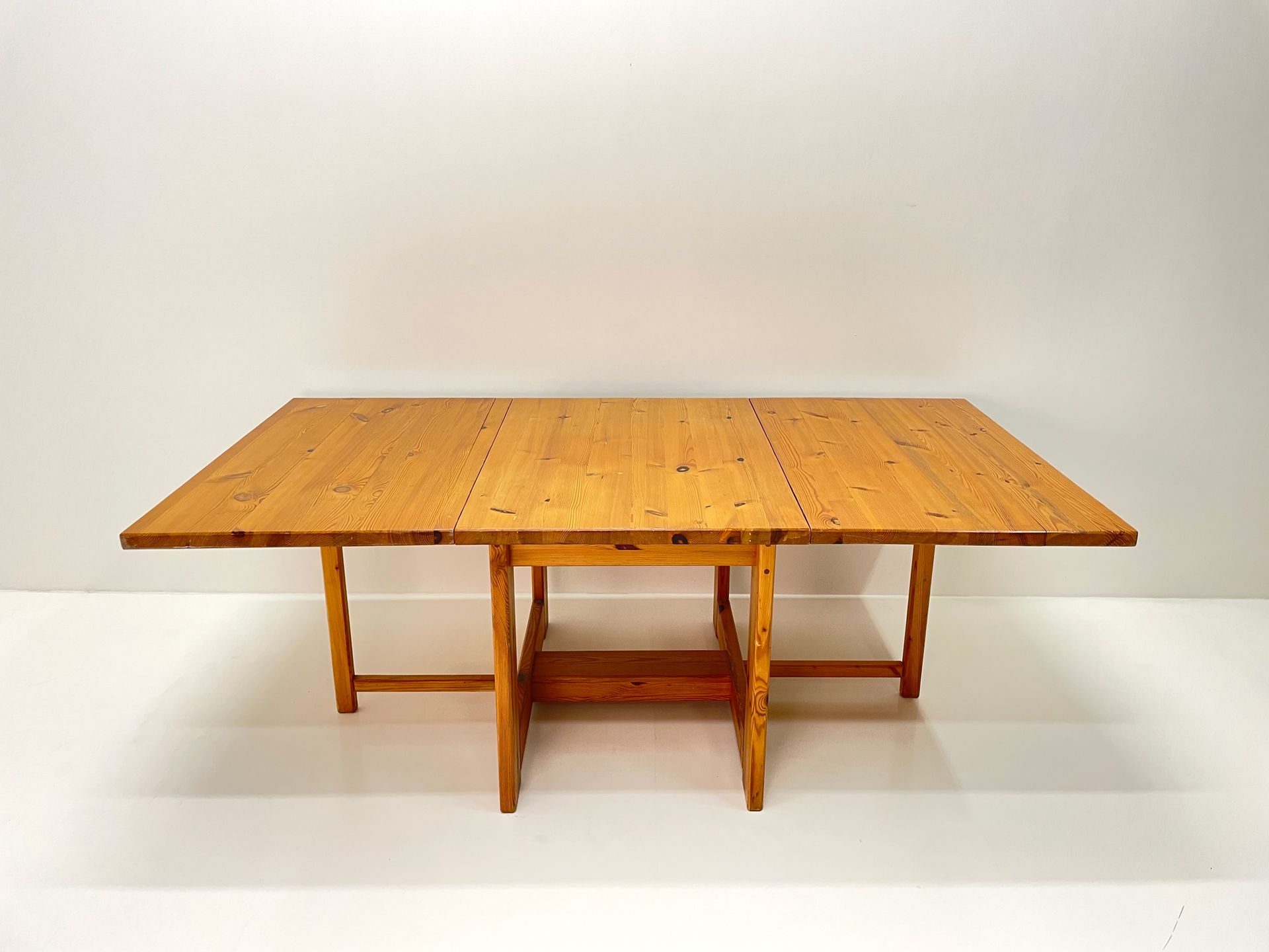 ROLAND WILHELMSSON (XXe) Tisch mit Verlängerungen.
Kiefer.
Uitschuifbare tafel.
&hellip;