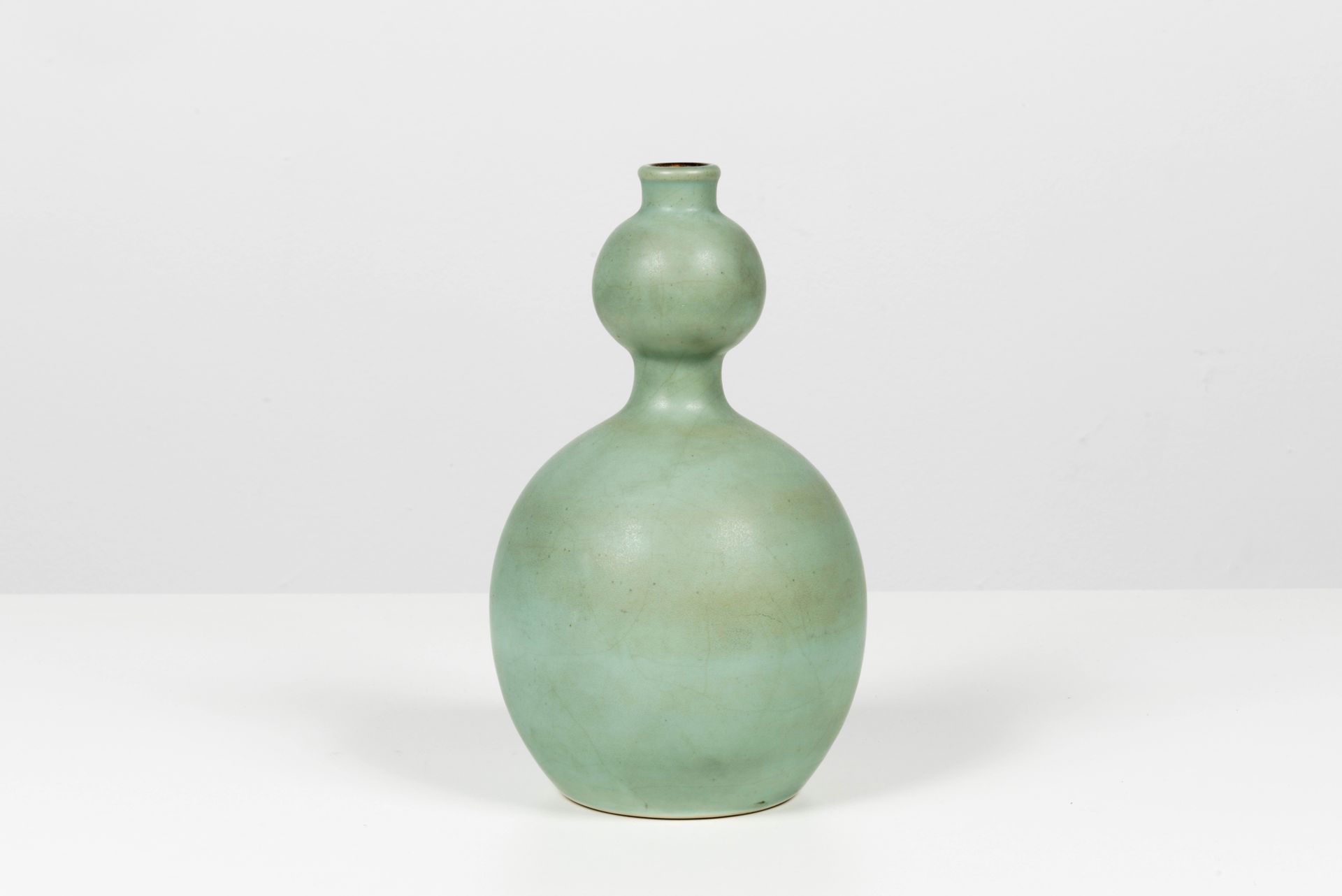 CHARLES CATTEAU (1880-1966) D.1386
花瓶
单色的石器。
签名：Ch. Catteau，Keramis石器。
瓦斯
暂停使用。
&hellip;