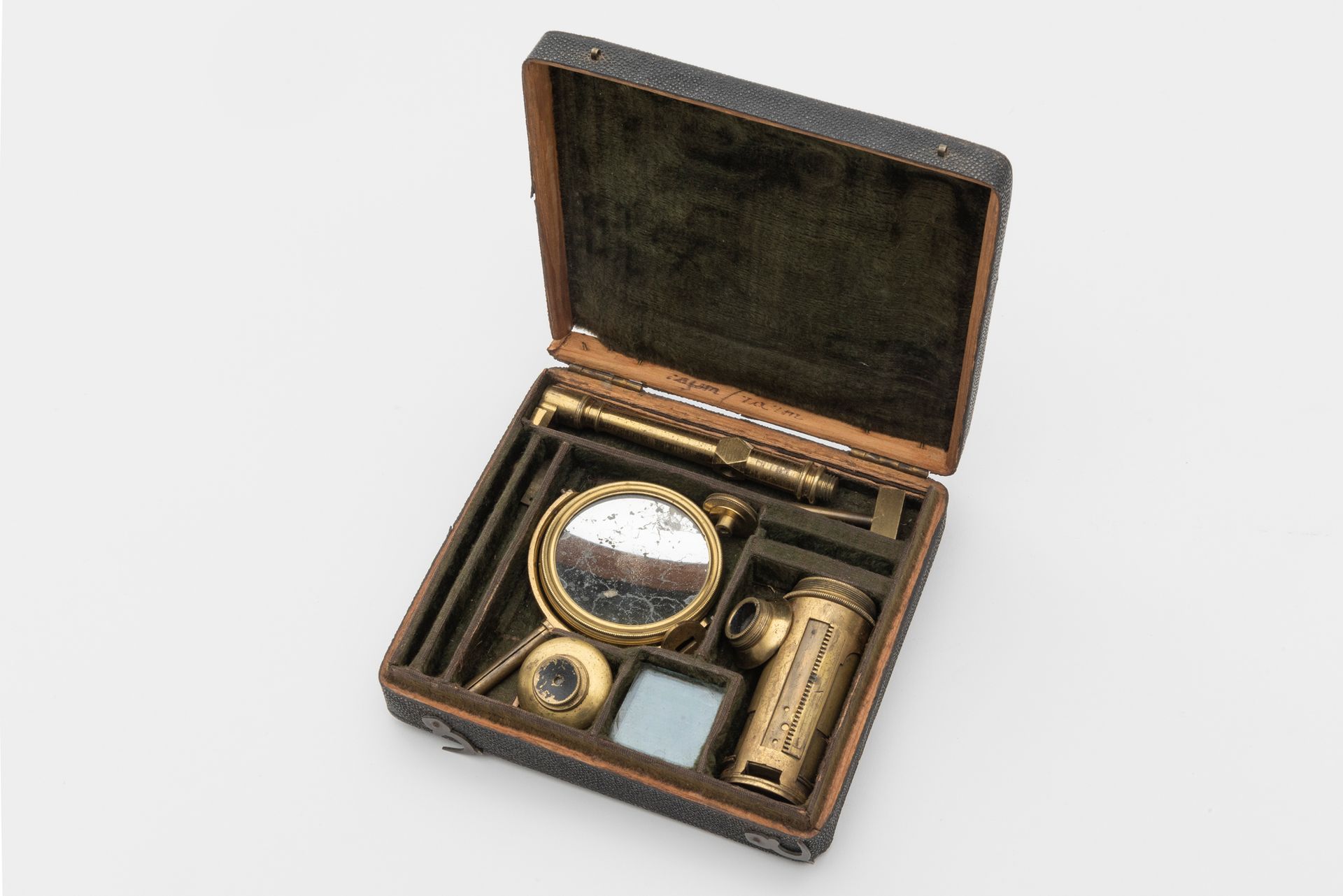 Null FOLDING MICROSCOPE In brass.
In a grey stingray case.
The lid contains a sc&hellip;