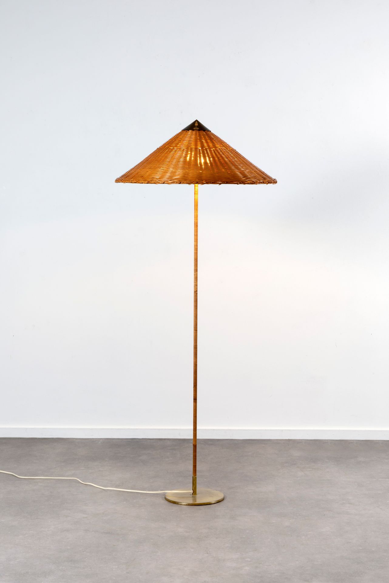 PAAVO TYNELL (1890-1973) Mod. N°9602 - Chinese hat
Floor lamp.
Cast iron base co&hellip;