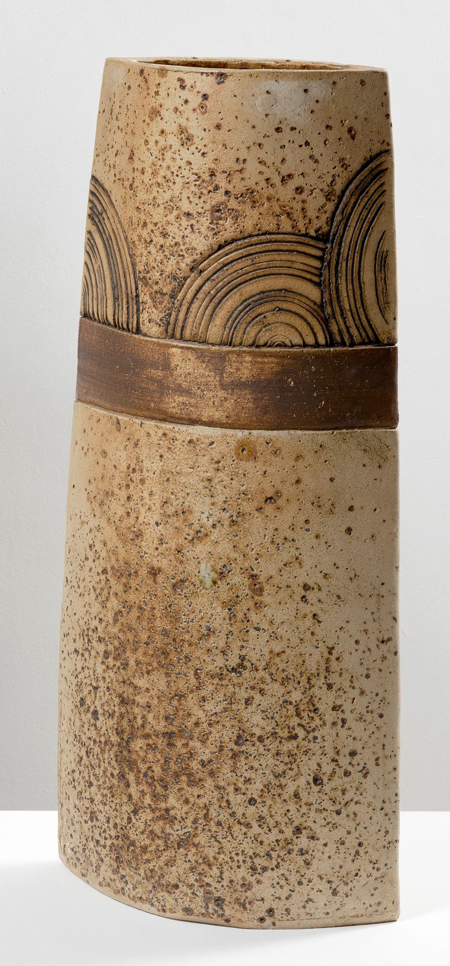 ANTOINE DE VINCK (1924-1992) AR
Vase de sol
Grès.
Monogrammé et signé.

Vaas
Ste&hellip;