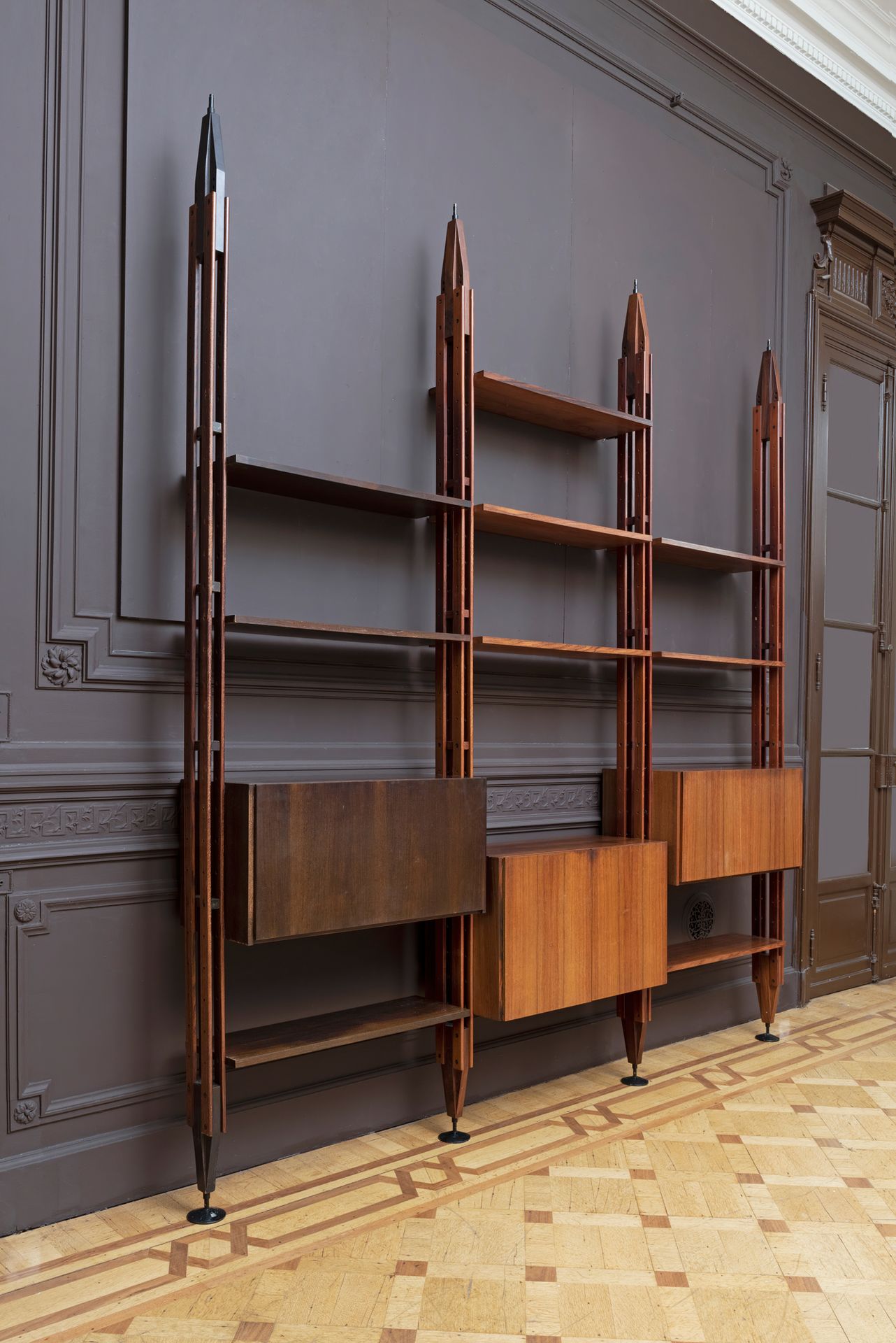 FRANCO ALBINI (1905-1977) Y
模数。LB7
模块化的书柜，有四个带基座和书架的立柱。
紫檀木，紫檀木饰面，钢制柜腿。

模块化的书柜。&hellip;