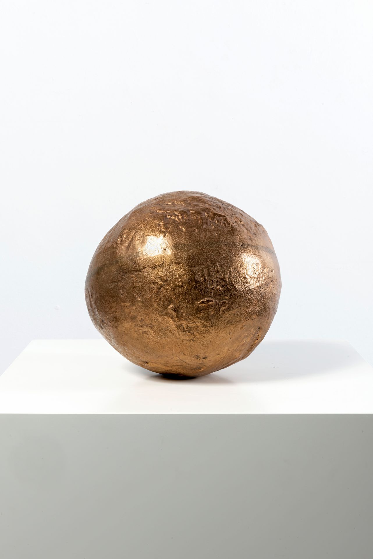 ADO CHALE (1928-) AR 
Sphere - sculpture
Bronze.
Sphere - sculpture
Brons.
Spher&hellip;