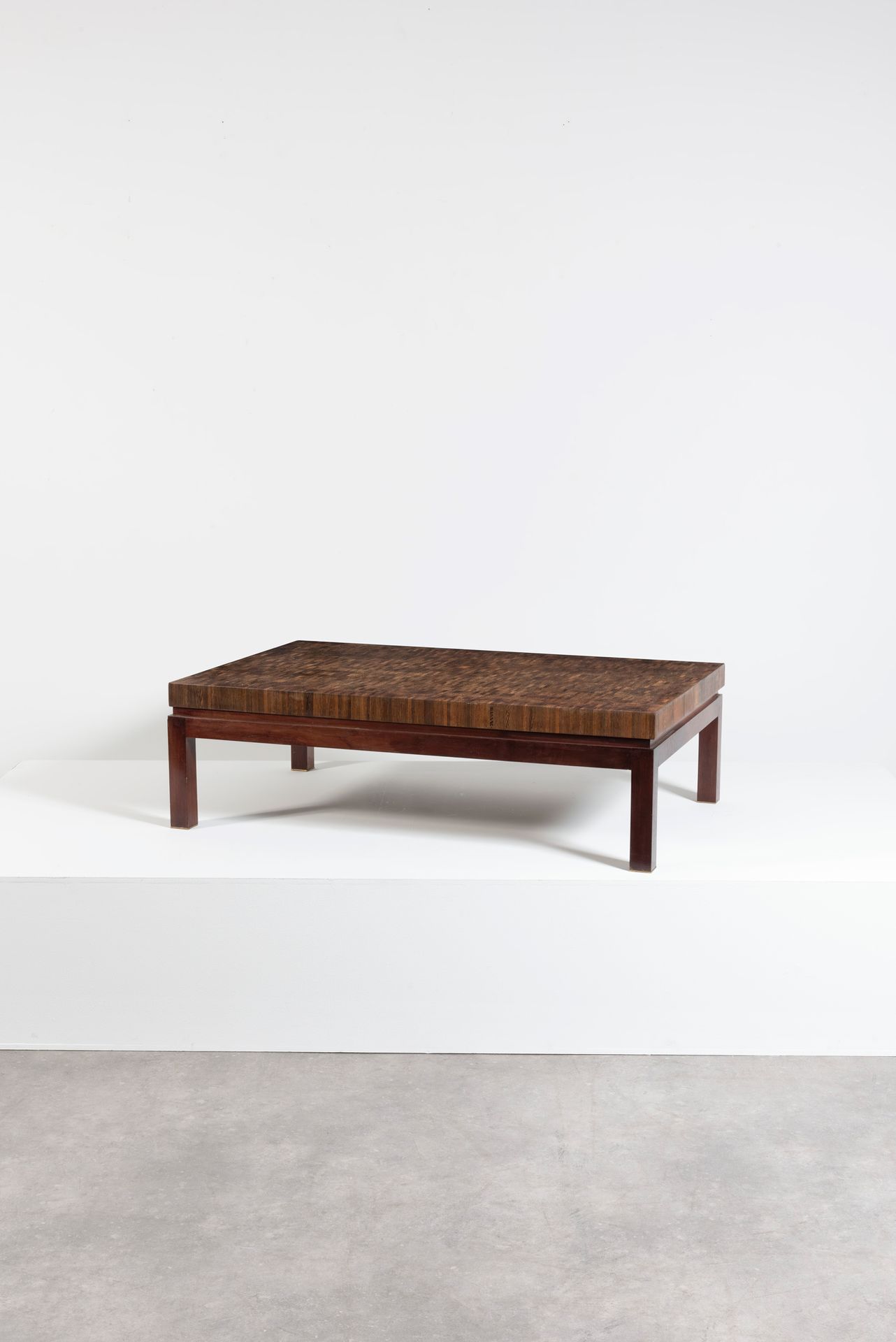 JULES WABBES (1919-1974) AR 
矮桌
站立的木质桌面-文革-和清漆的实木底座，带镀金的铜鞋。

沙龙桌
Kopshout -wengé&hellip;