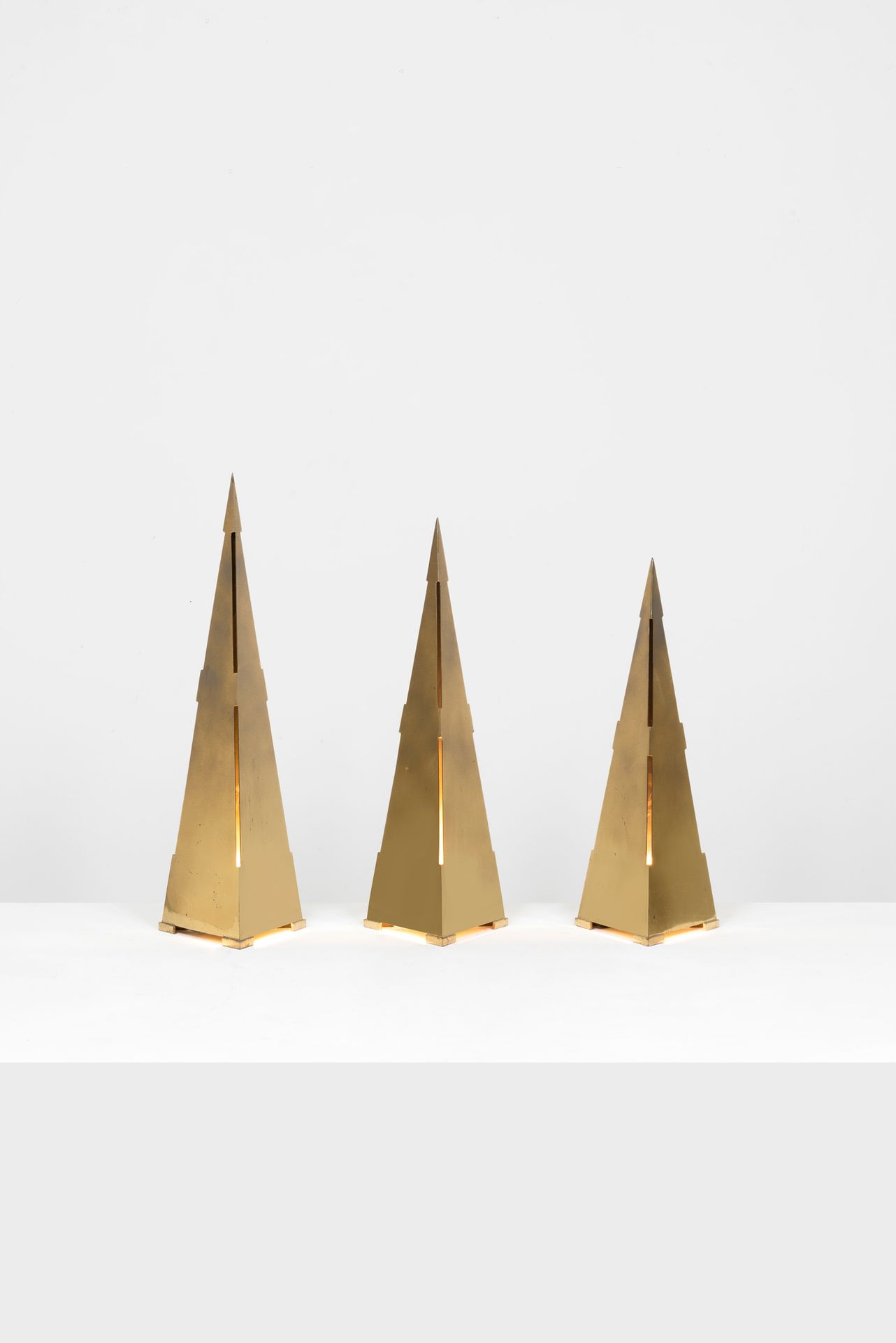 GABRIELLA CRESPI (1922-) AR 
Mod. Obelisco
Suite de trois lampes à poser
Laiton &hellip;