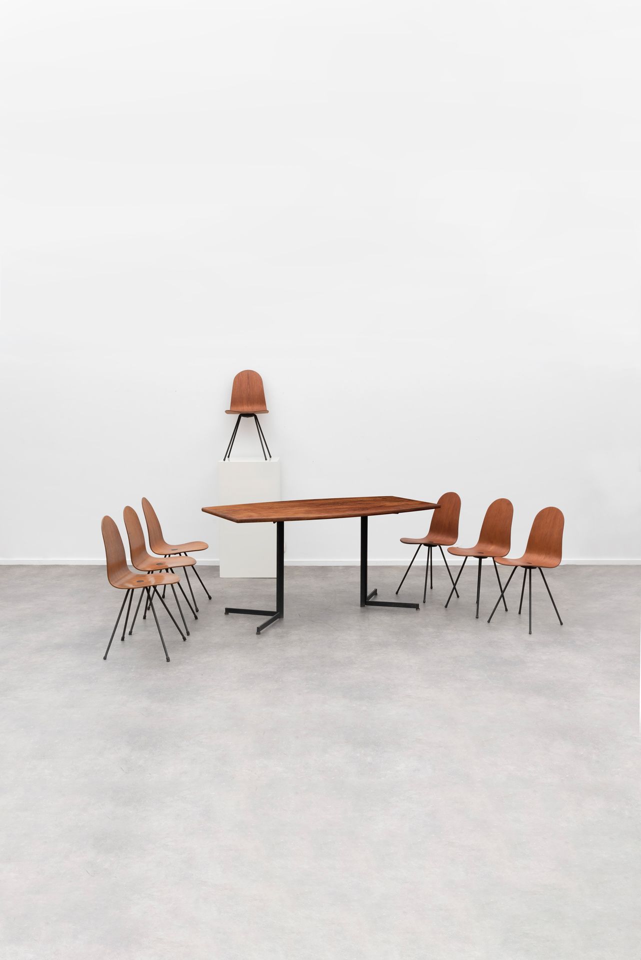 FRANCO CAMPO & CARLO GRAFFI (XXE) 桌子和七把椅子
椭圆的桃花心木饰面桌面和可调节高度的黑色漆面钢腿。
弯曲的柚木胶合板外壳和黑&hellip;