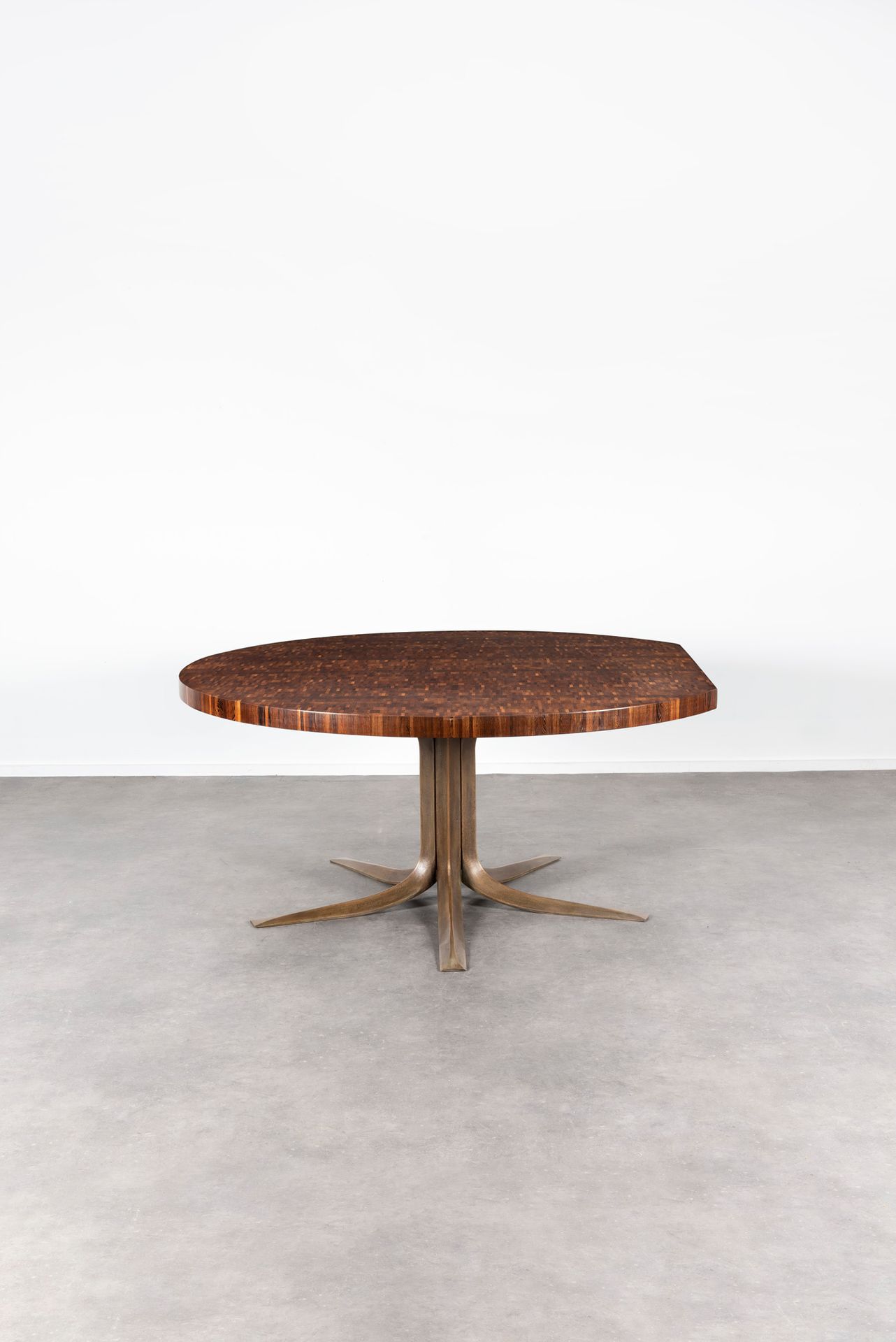 JULES WABBES (1919-1974) AR 
镂空桌
镂空的木桌，置于中央的郁金香形底座上，底座上有五个铸铜枝。

剖面图
桌子上有一个中央的郁金香&hellip;