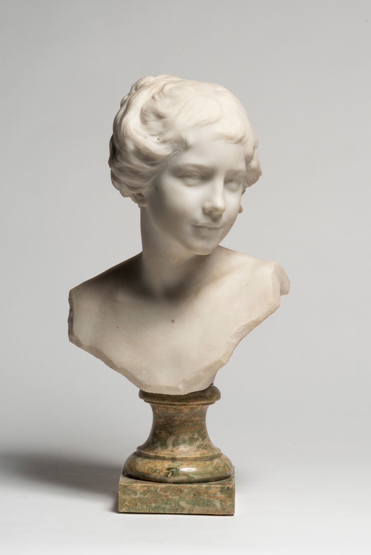 HENRI WEIGELE (1858-1927) Buste de jeune fille.
En marbre de Cararre.
Signé.
Sur&hellip;