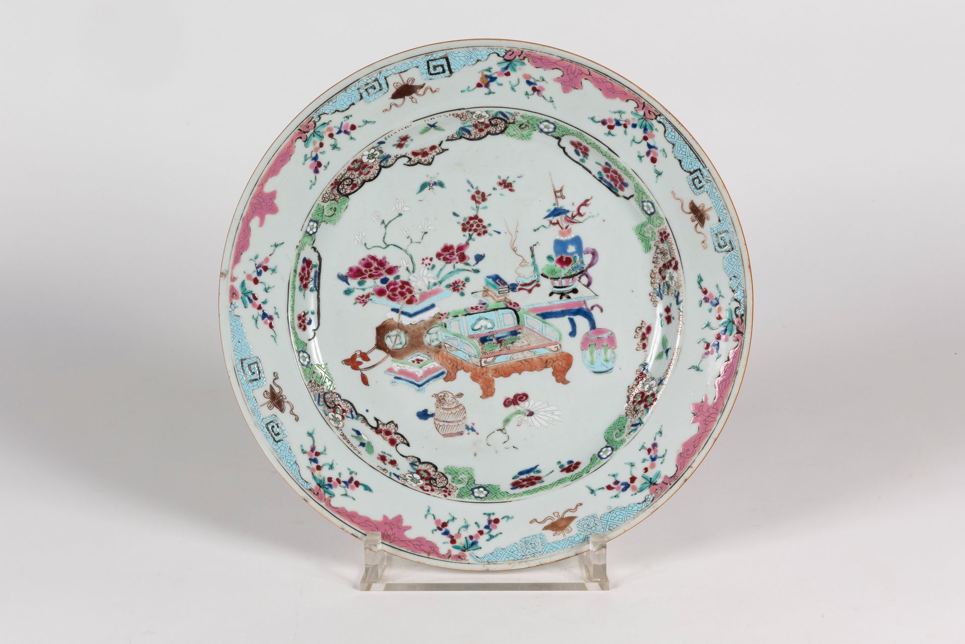 Null PLAT
Painted in famille rose enamels with furniture objects.
China, Yongzhe&hellip;