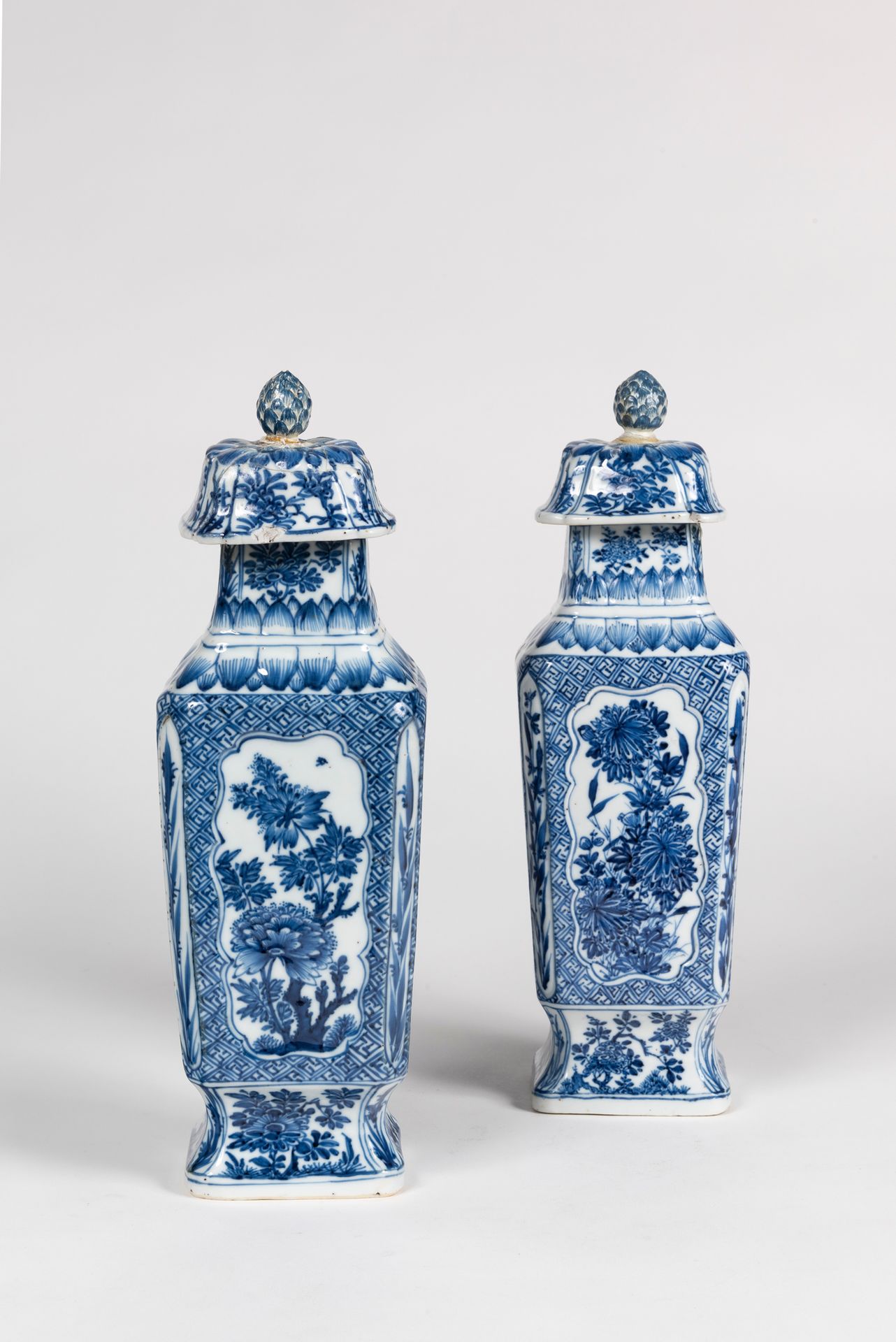 Null 一对有盖花瓶
在瓷器中。
中国，康熙时期（1662-1722）。修复后。
一对带deksel的壶。
瓷器。
中国，康熙时期（1662-1722）。
修&hellip;