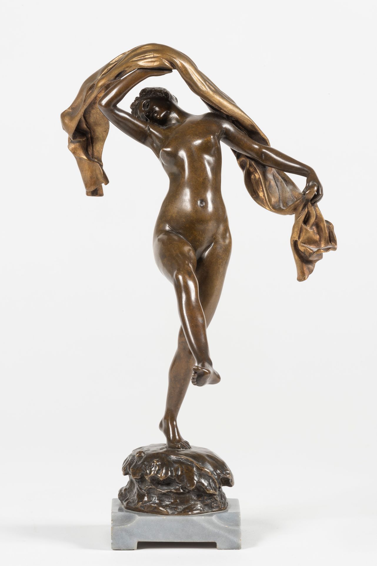 LOUIS-ERNEST BARRIAS (1841-1905) La danseuse.
Bronze à patine brune.
Signé.
Font&hellip;