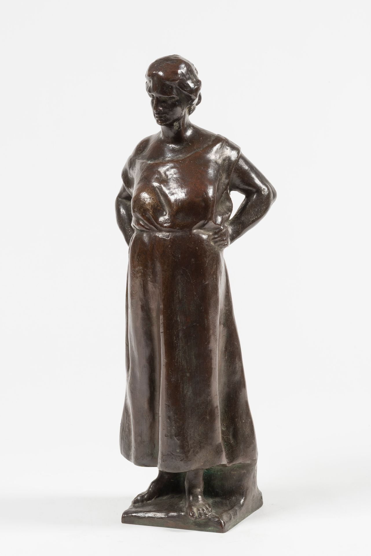 LEON MIGNON (1847-1898) Femme debout.
Bronze à patine foncée.
Signé.
Brons met d&hellip;