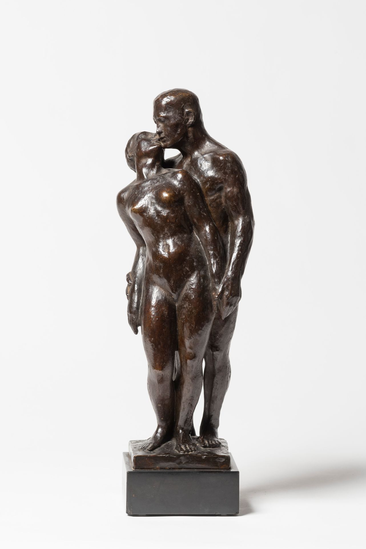 GUSTAVE JACOBS (1891-1986) Le couple.
Bronze à patine brune.
Signé.
Sur un socle&hellip;
