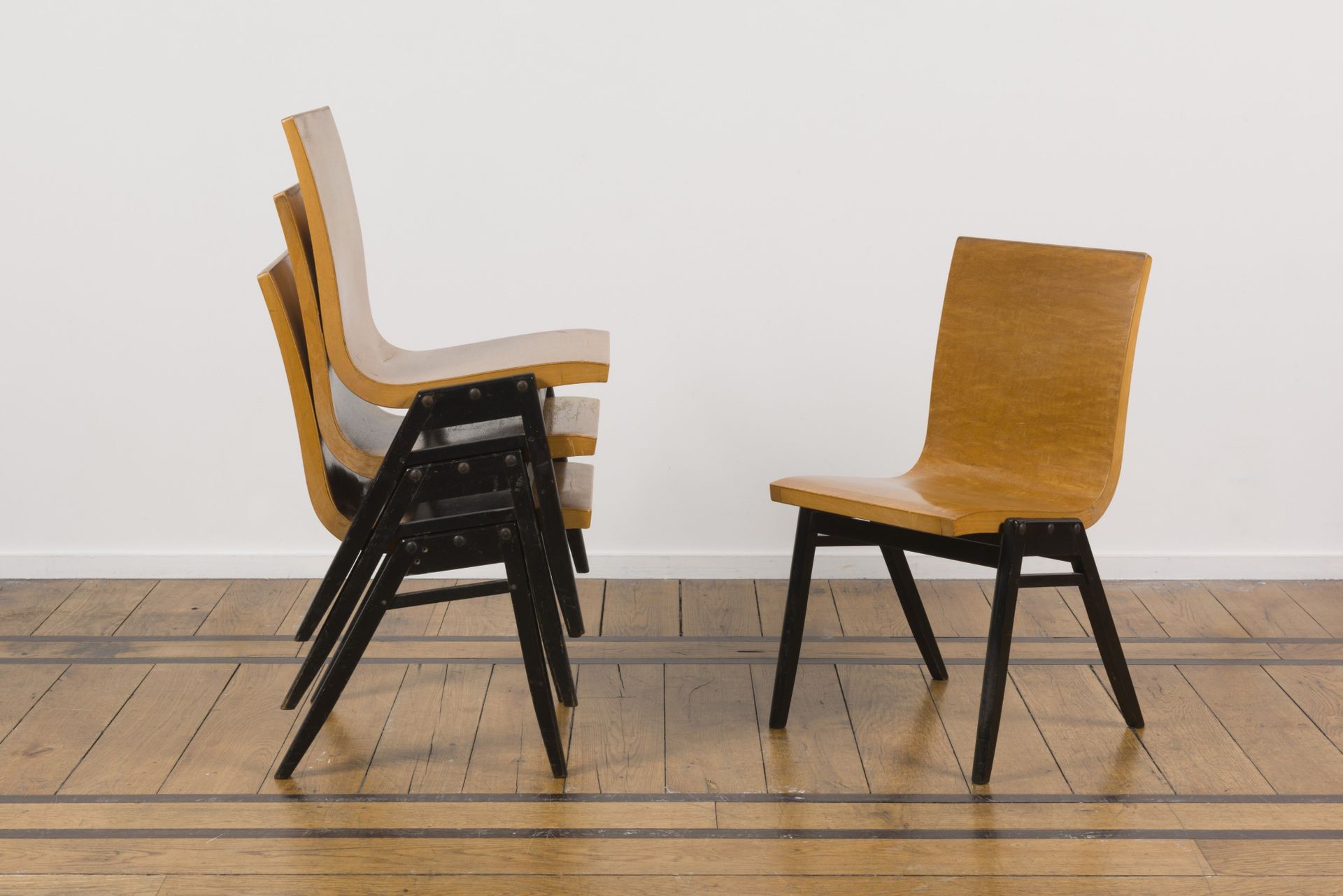 Null ROLAND RAINER (1910-2004)

Suite von vier stapelbaren Stühlen aus Holz und &hellip;