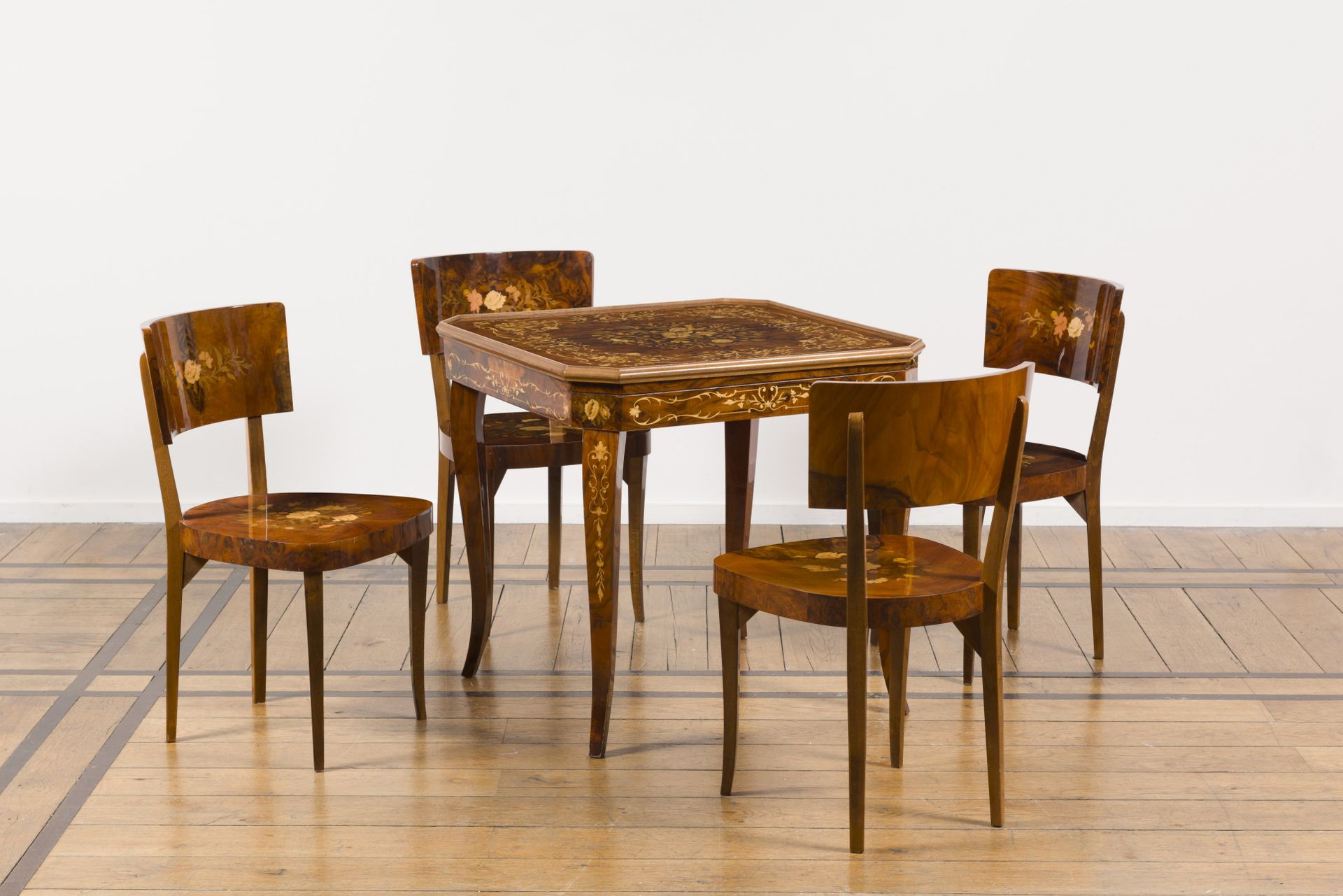 Null Spieltisch mit vier Stühlen aus Holz und Intarsien, circa 1990

Die Tischpl&hellip;