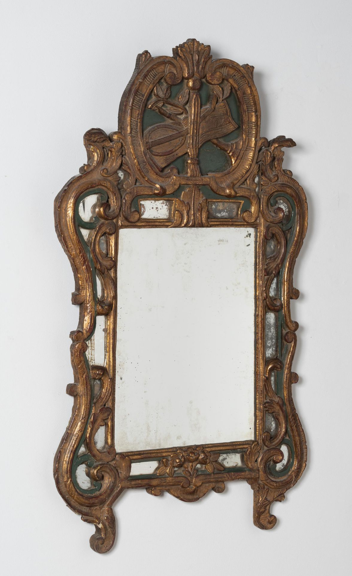 Null Miroir à parecloses en bois sculpté et doré, époque Régence, 18e siècle

Ge&hellip;