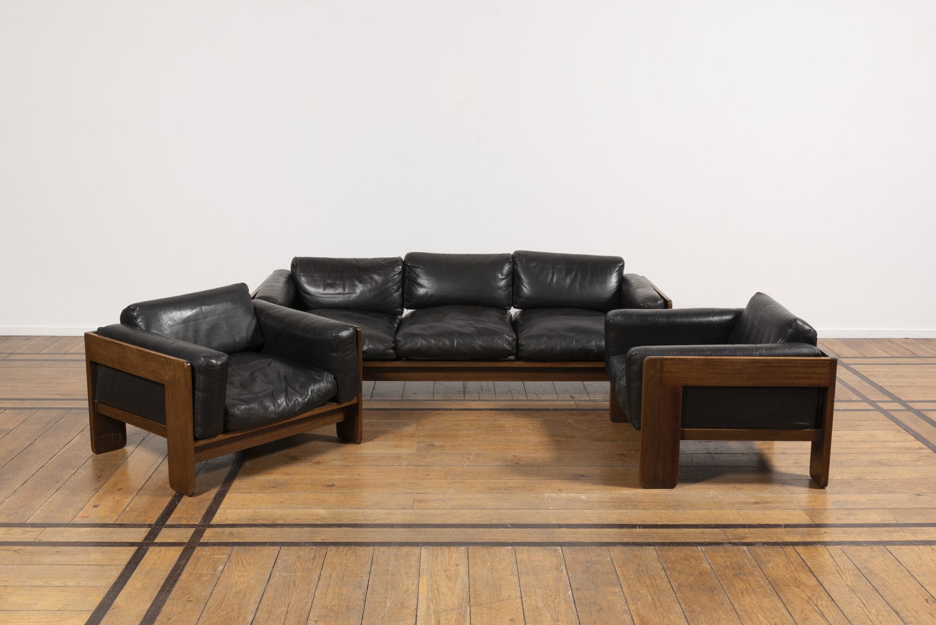 Null TOBIAS SCARPA (geboren 1935)

Suite aus zwei Sesseln und einem Sofa, Modell&hellip;