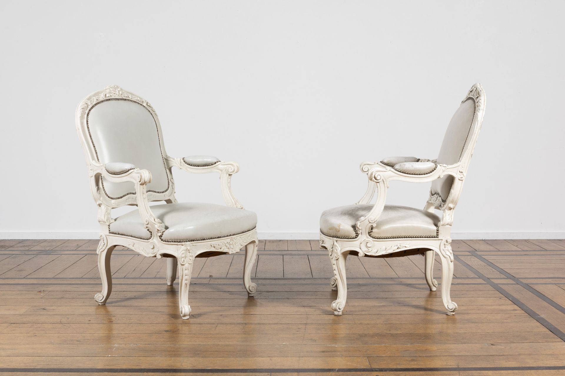 Null Paar Sessel aus bemaltem Holz und Sitzfläche aus Leder. Stil Louis XV

Paar&hellip;