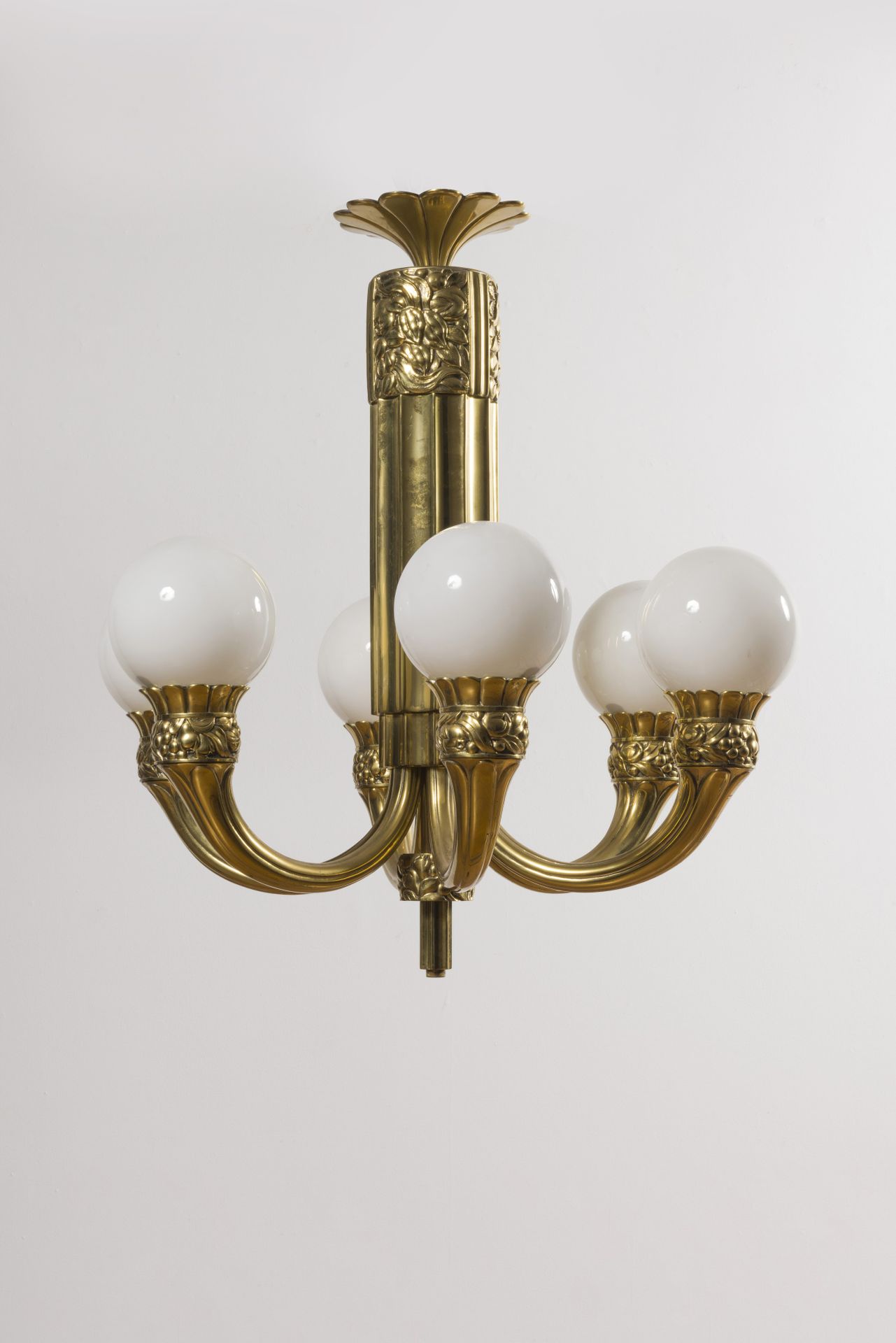 Null Plafonnier à six lumières en bronze doré, circa 1930

A décors d'éléments v&hellip;