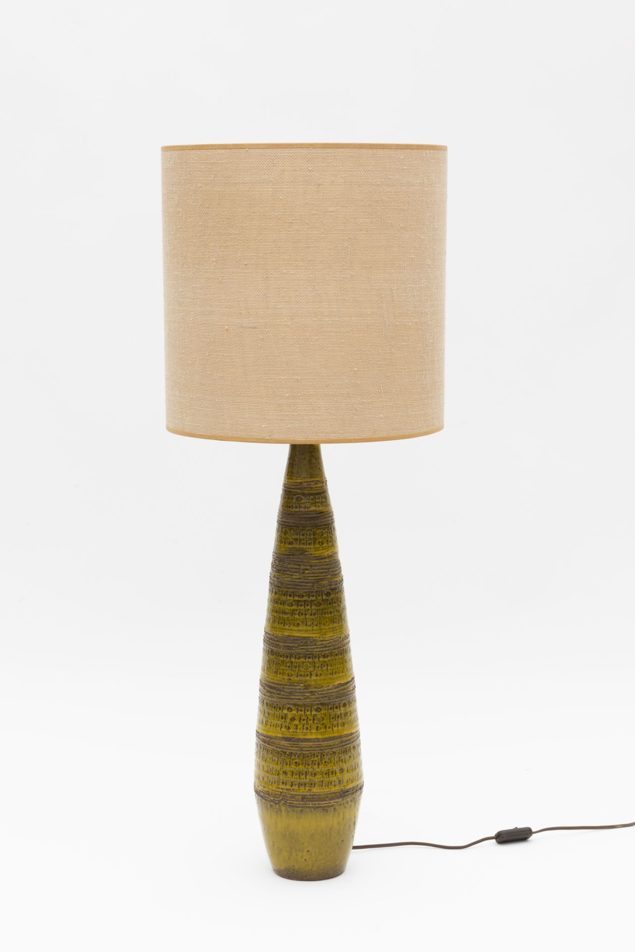 Null Perignem, vase bouteille en céramique émaillée

De couleur jaune.
Monté en &hellip;
