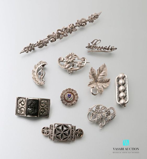 Null Set of ten silver brooches late 19th and early 20th century: 
 a barrette d&hellip;