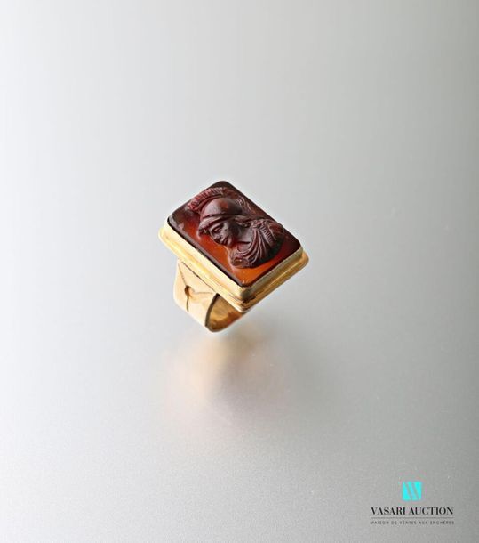 Null 750 thousandths yellow gold signet ring adorned with a cameo on carnelian r&hellip;