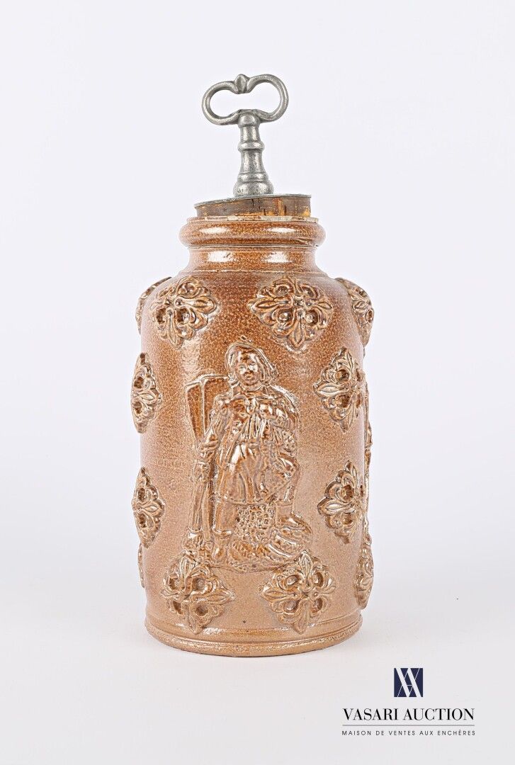 Null 蓓奥威斯

瓶形的石器烟草罐，盖子是锡和软木，罐身有四个相同的图案，代表渔夫和玫瑰花交替出现

19世纪末-20世纪初

(有轻微烧制缺陷，颈部有缺口&hellip;