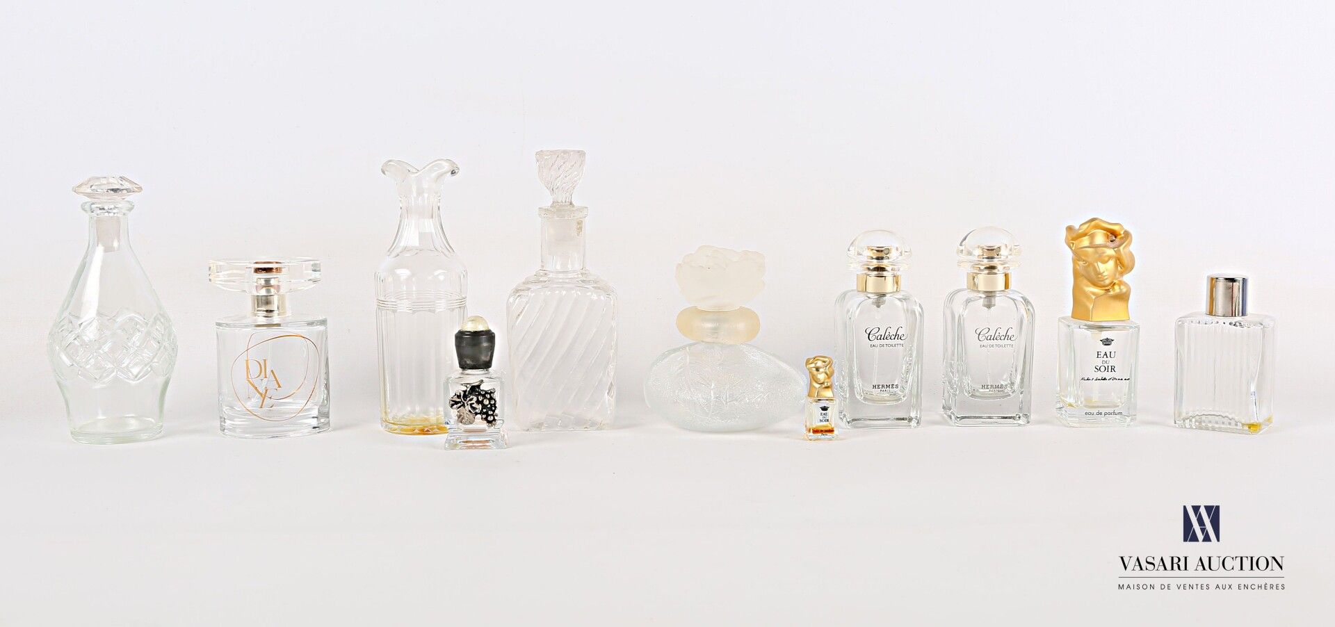 Null 拍品包括11个玻璃香水瓶，其中6个有条纹、肋骨、笛子、植物、钻石点和Hermès、Sisley和kenzo的图案，其他没有明显的标记。

(香水残留物&hellip;