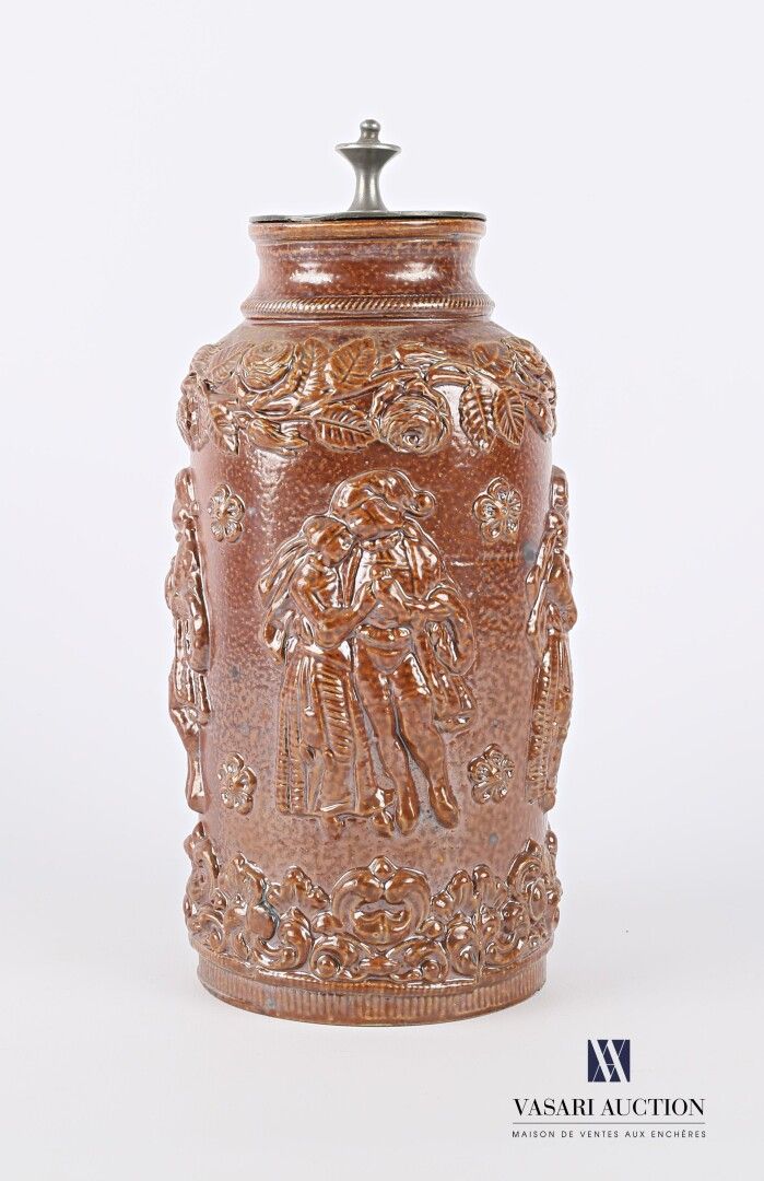 Null 蓓奥威斯

一个瓶形的陶制烟草罐，盖子是锡和软木的，罐身呈现四个相同的图案，代表一对缠绵的夫妇和花蕾交替出现，肩部有玫瑰花的褶皱，底部装饰着卷轴。

&hellip;