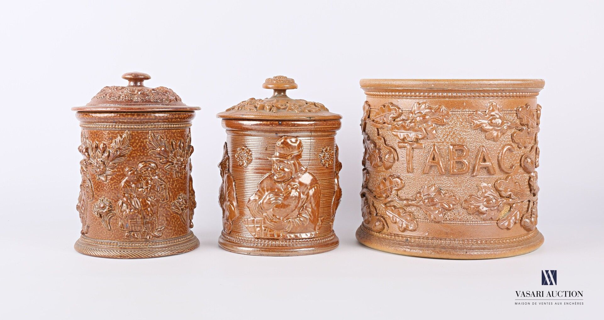 Null 蓓奥威斯

一套三个圆柱形的陶瓷烟草罐，第一个在橡木树枝的框架中标有 "Tabac"（高度：18厘米 - 直径：19厘米），第二个在条纹的背景上有字符&hellip;