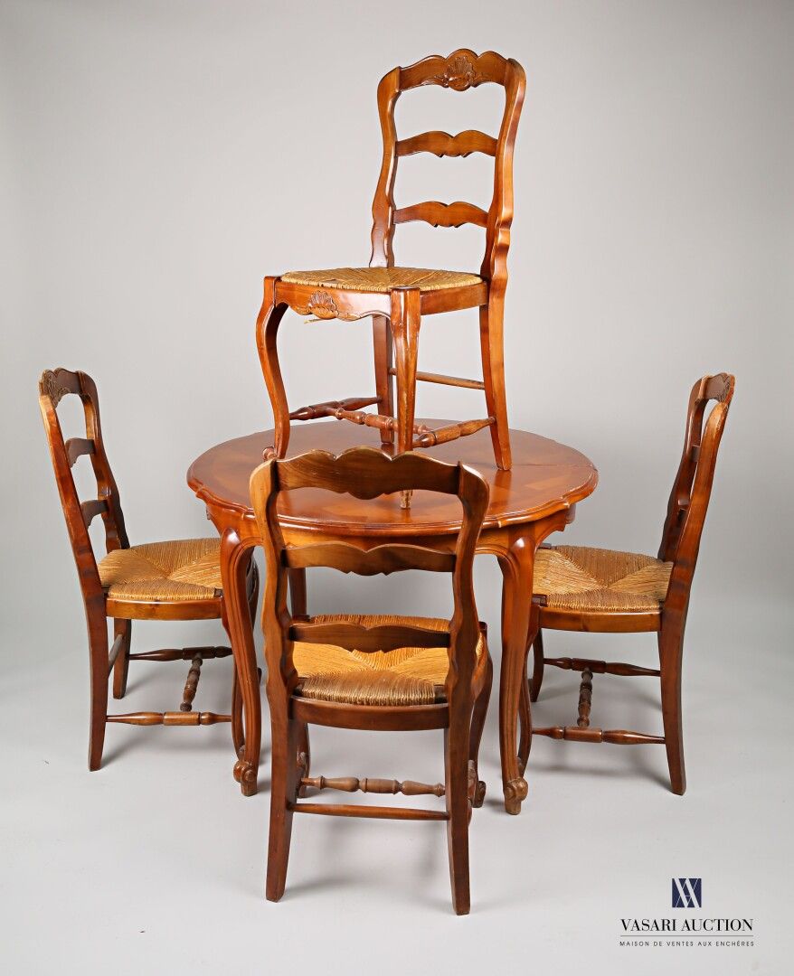 Null Jh. Esszimmermöbel aus Kirschbaumholz, darunter ein Tisch mit Verlängerunge&hellip;