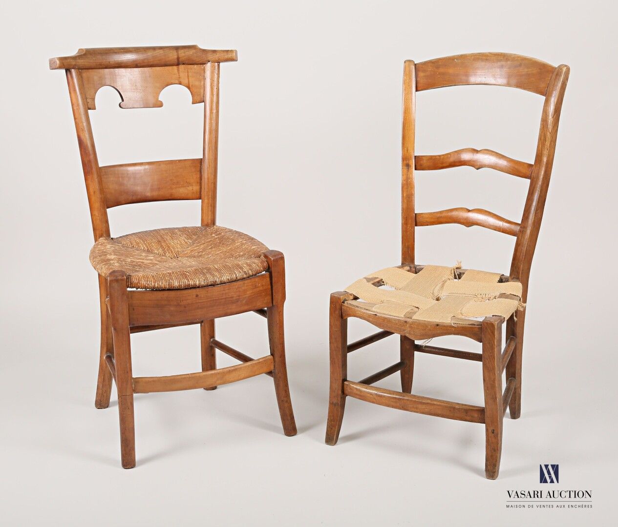 Null Set of two chairs in natural wood, the first one has an openwork back with &hellip;