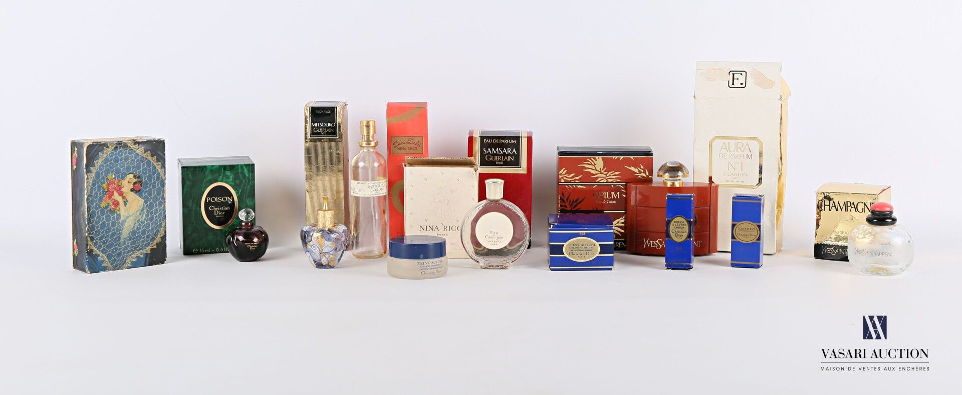Null 拍品包括Christian Dior的毒药瓶（原盒）-Yves Saint Laurent的鸦片瓶（原盒）-Nina Ricci的Eau de Coe&hellip;